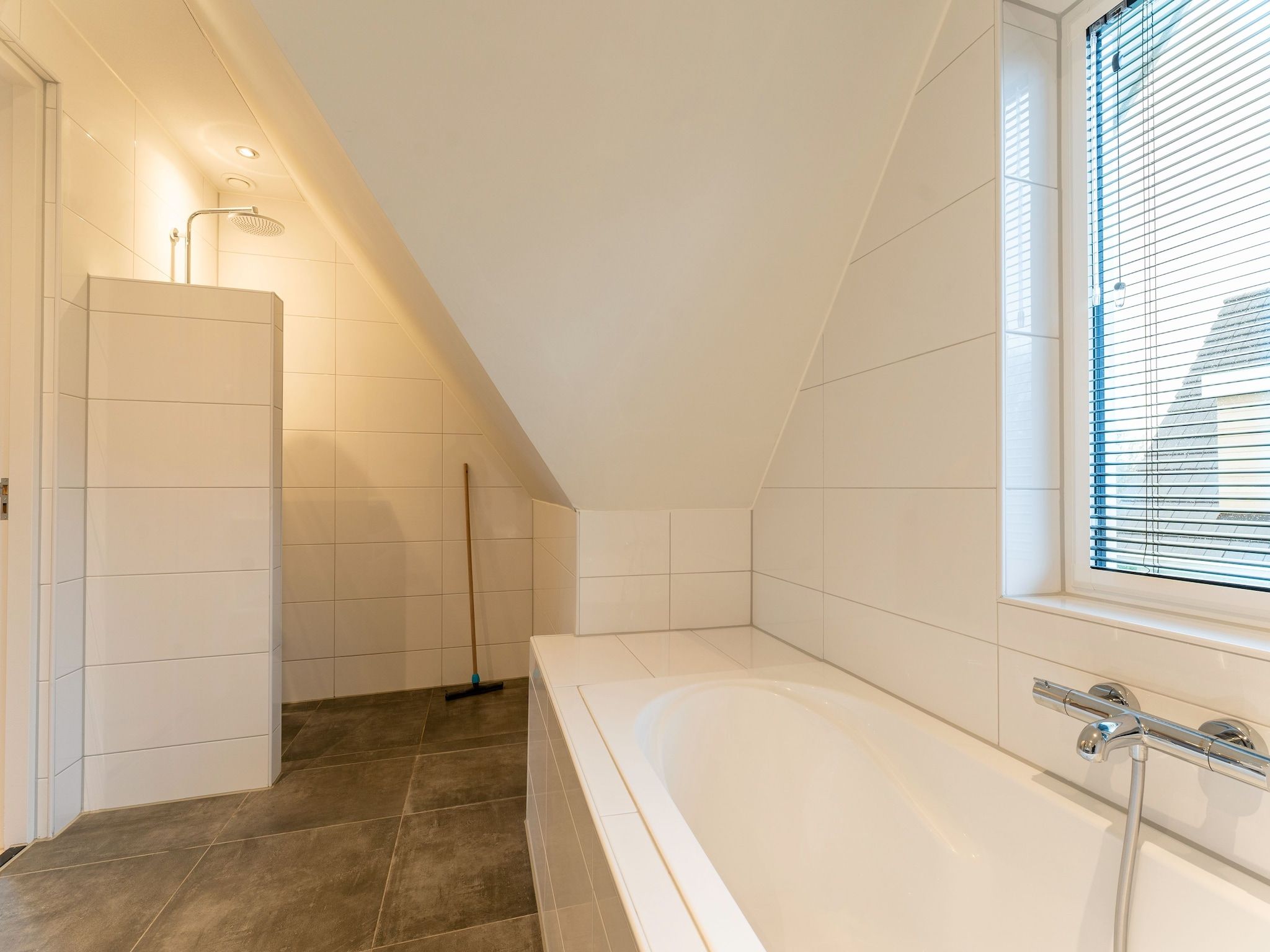 De badkamer van So What 17 in De Koog Texel