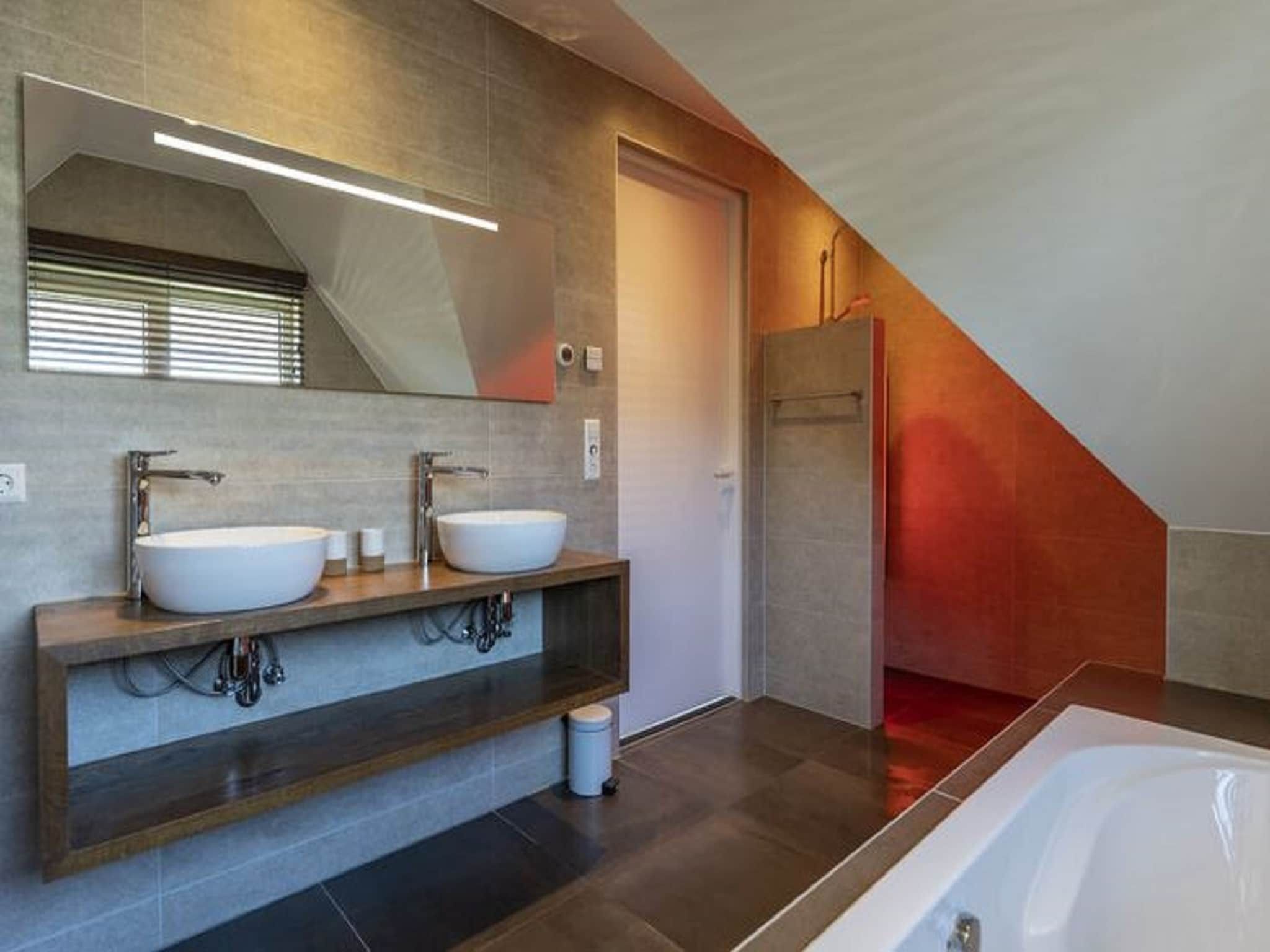 De badkamer van So What 19 in De Koog Texel