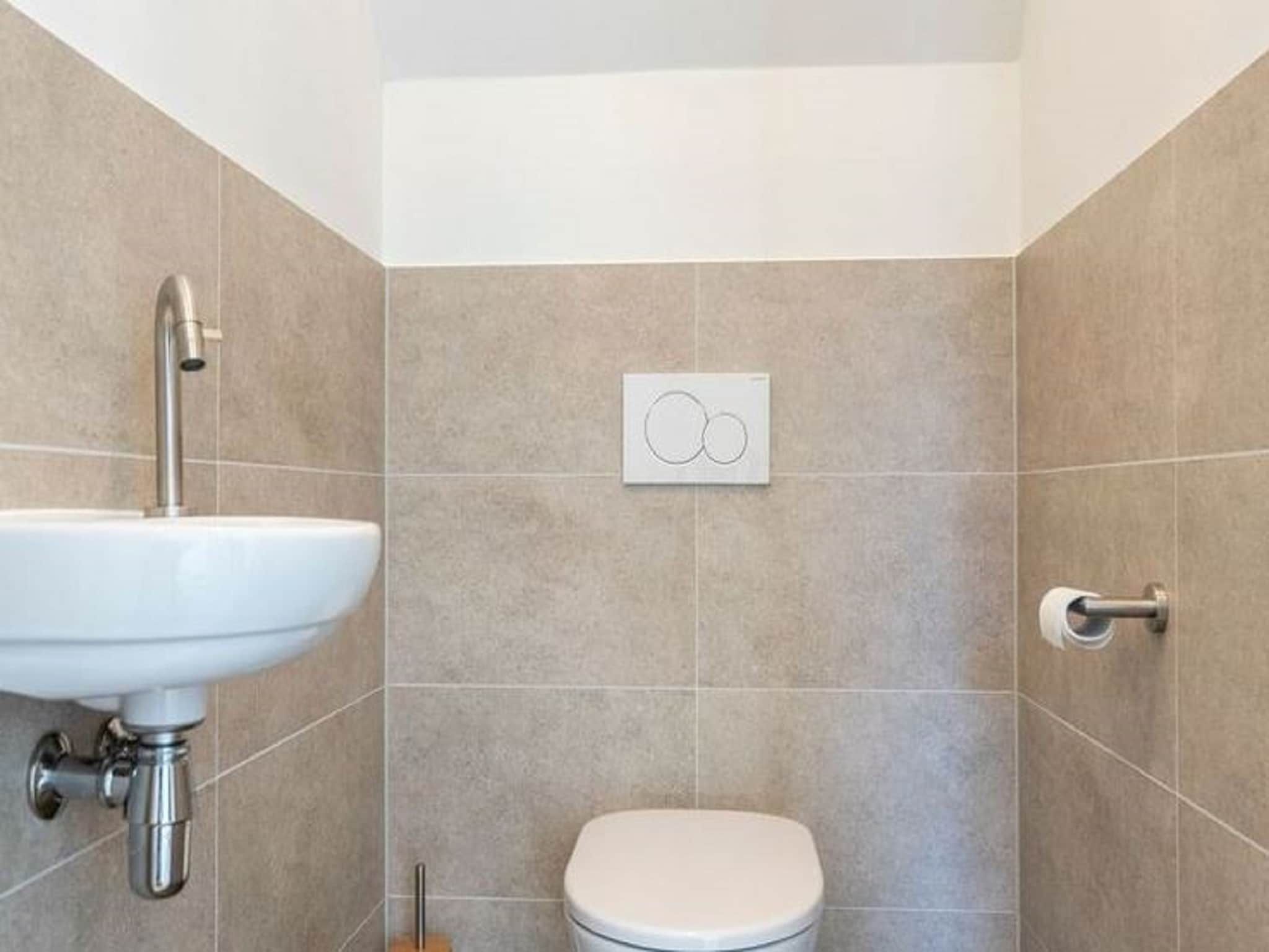 De badkamer van So What 19 in De Koog Texel