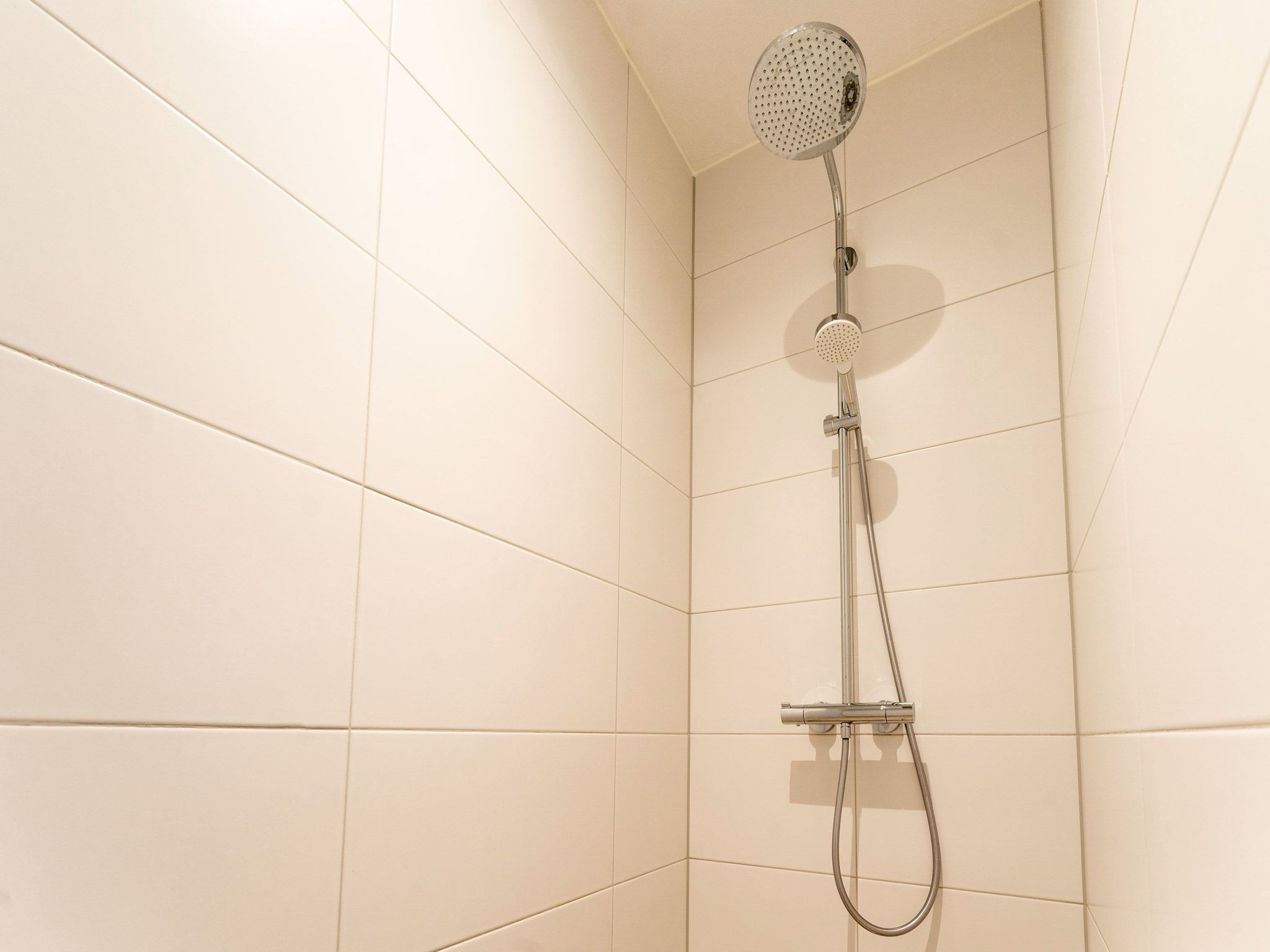 De badkamer van So What 21 in De Koog Texel