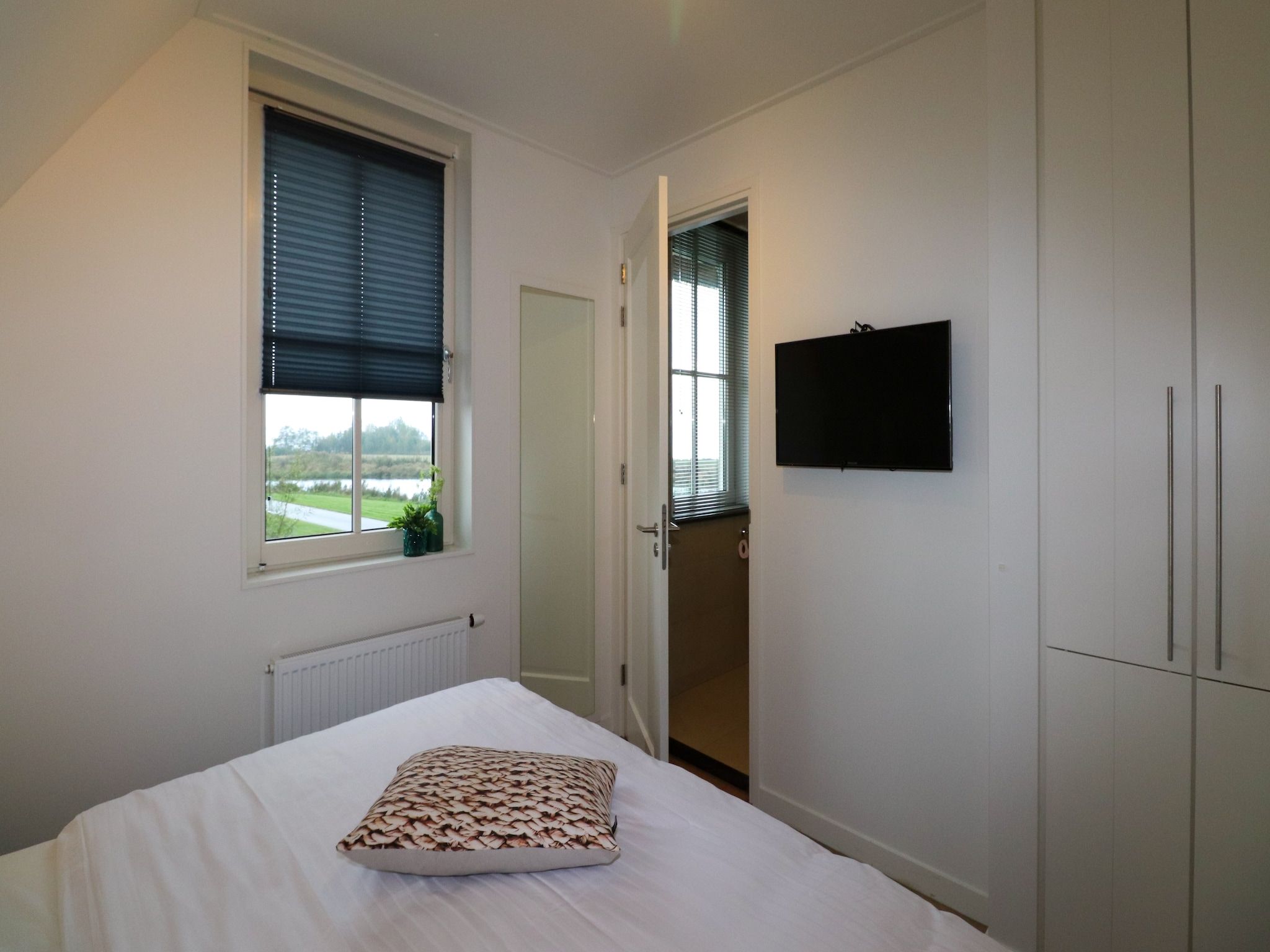 Een slaapkamer van Friese Meren Villa's 13 in Delfstrahuizen