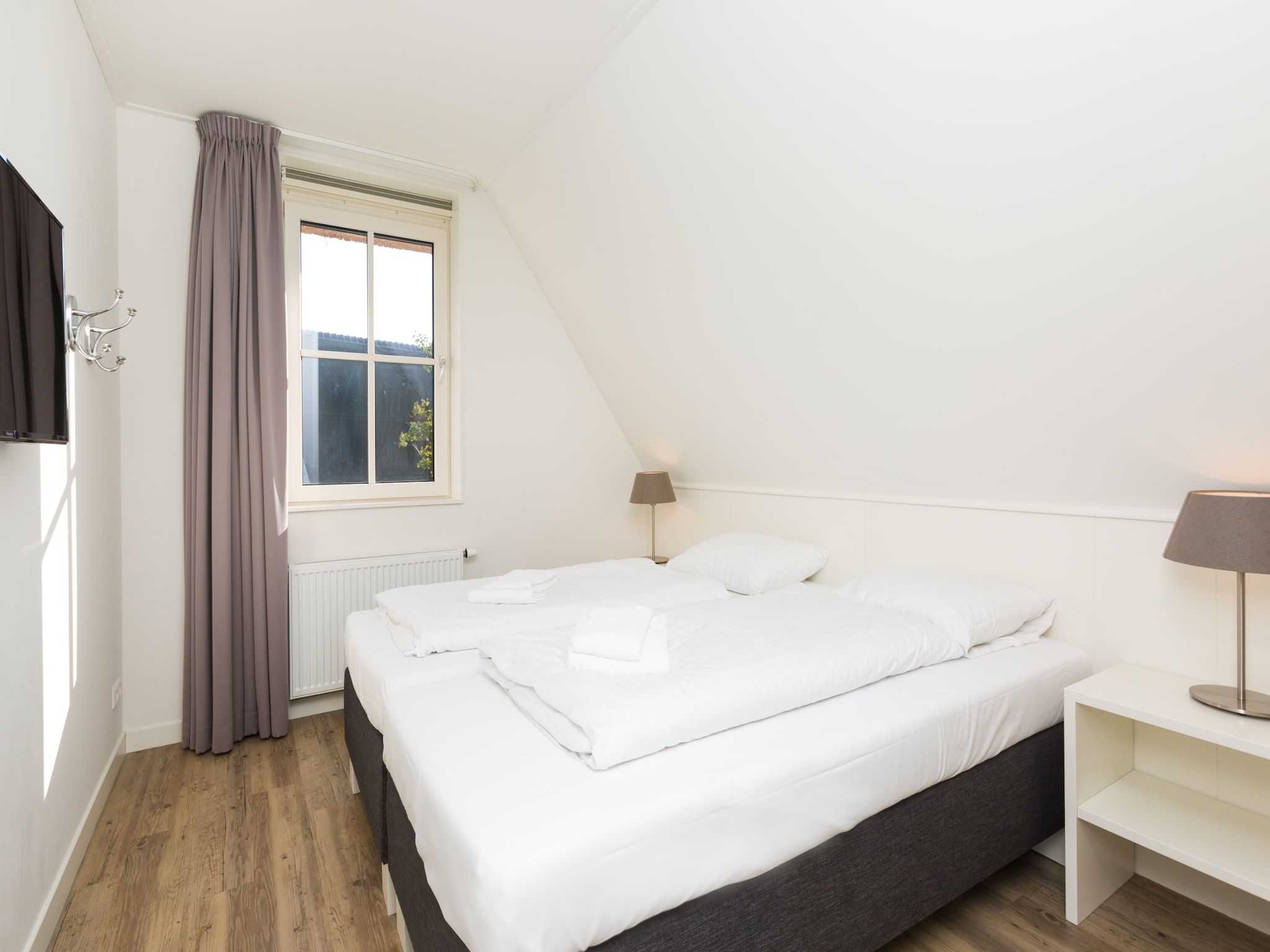 Een slaapkamer van Friese Meren Villa's 14 in Delfstrahuizen