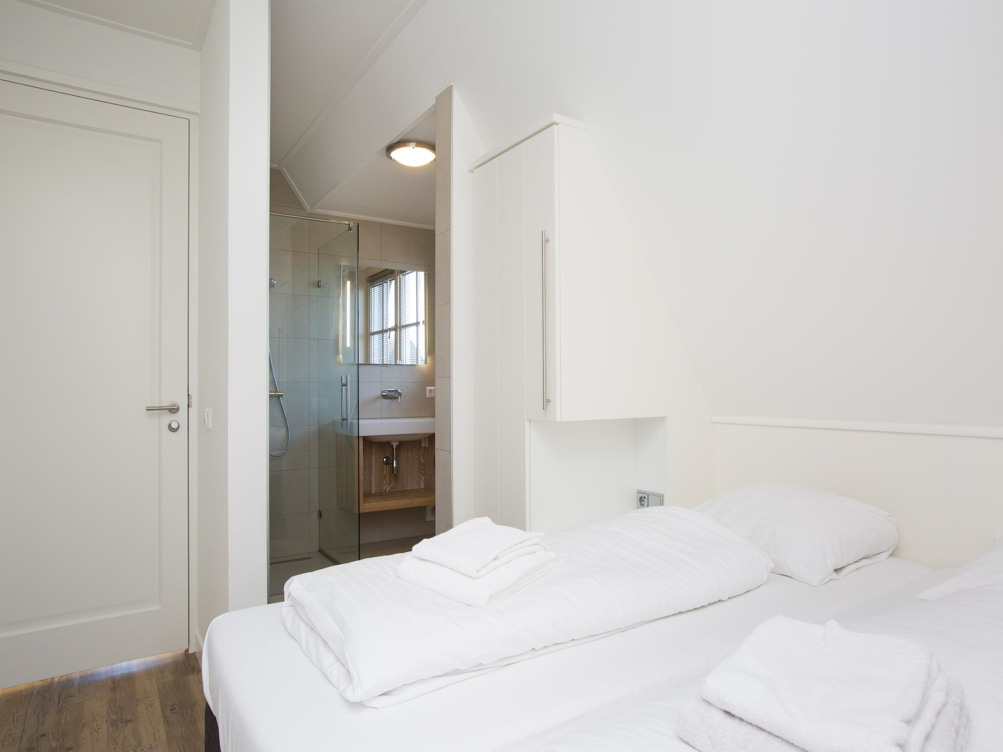 Een slaapkamer van Friese Meren Villa's 14 in Delfstrahuizen