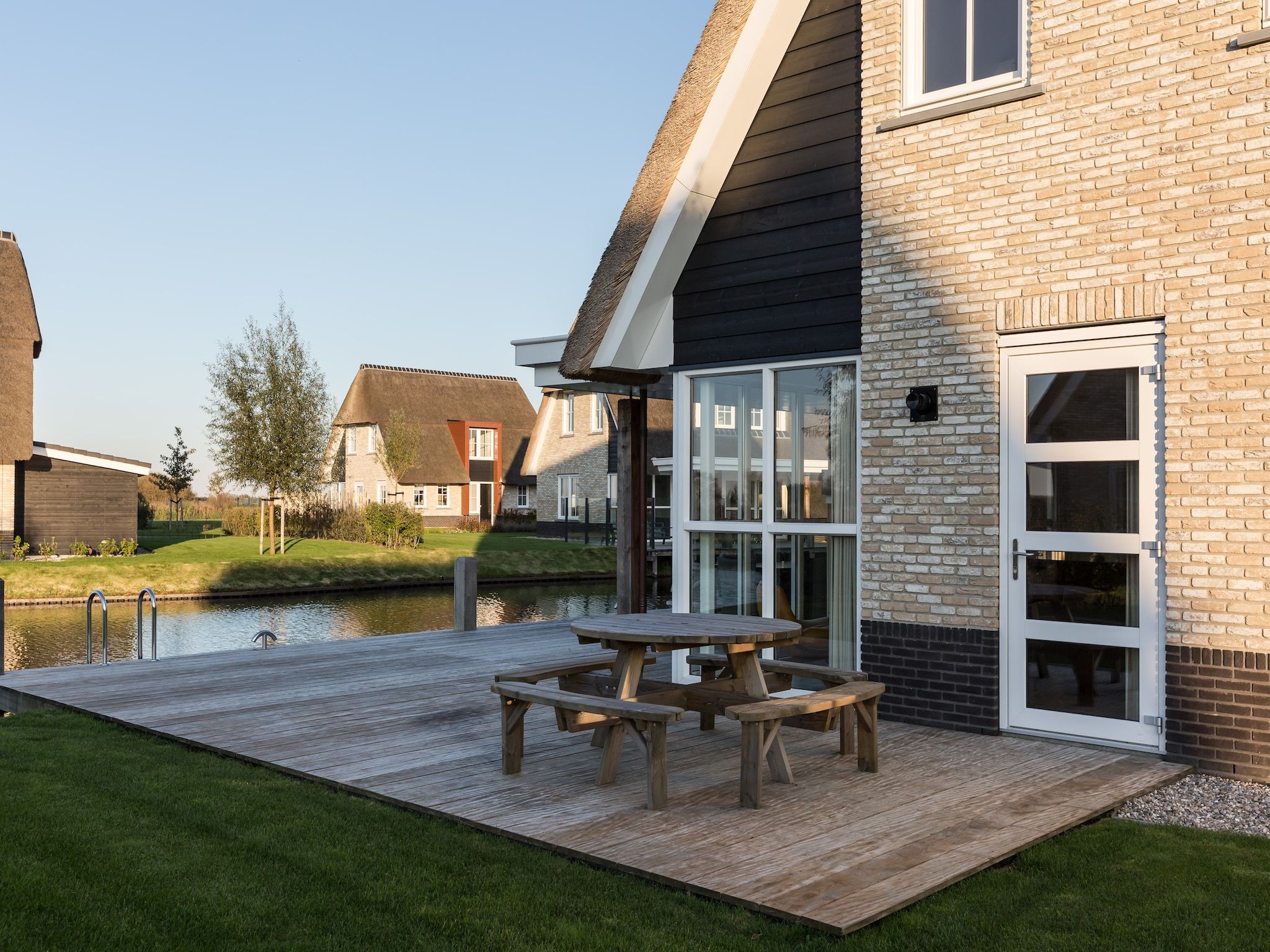 Het terras van Friese Meren Villa's 14 in Delfstrahuizen