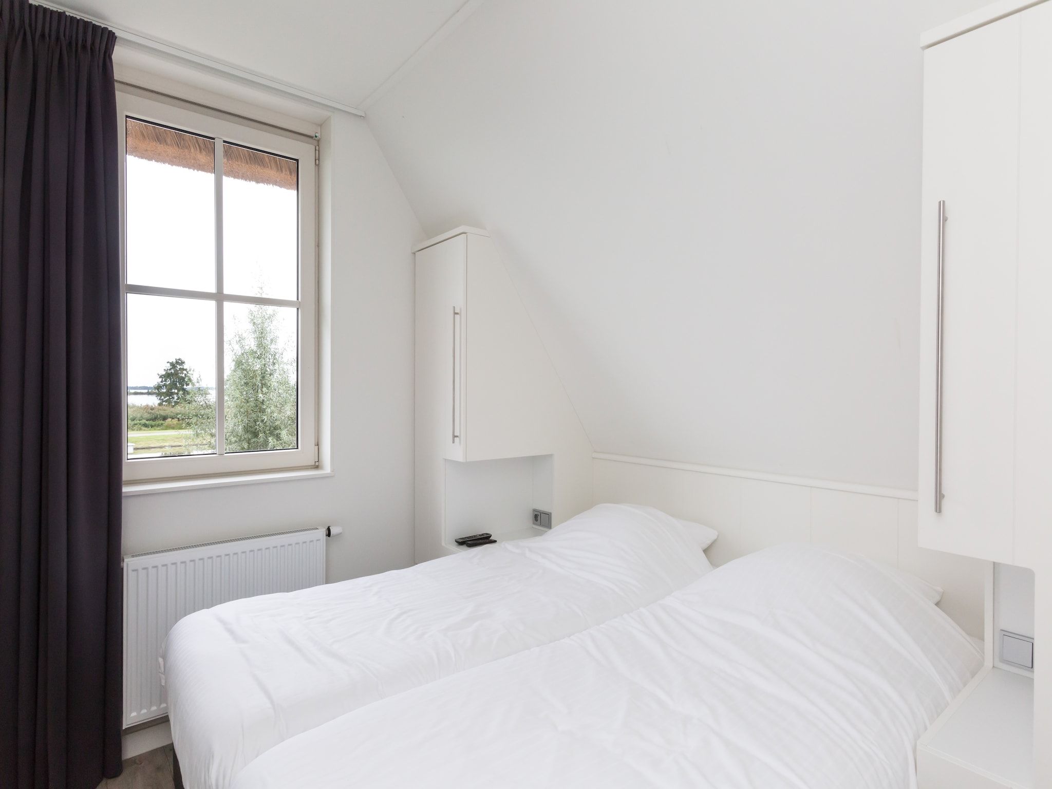 Een slaapkamer van Friese Meren Villa's 15 in Delfstrahuizen