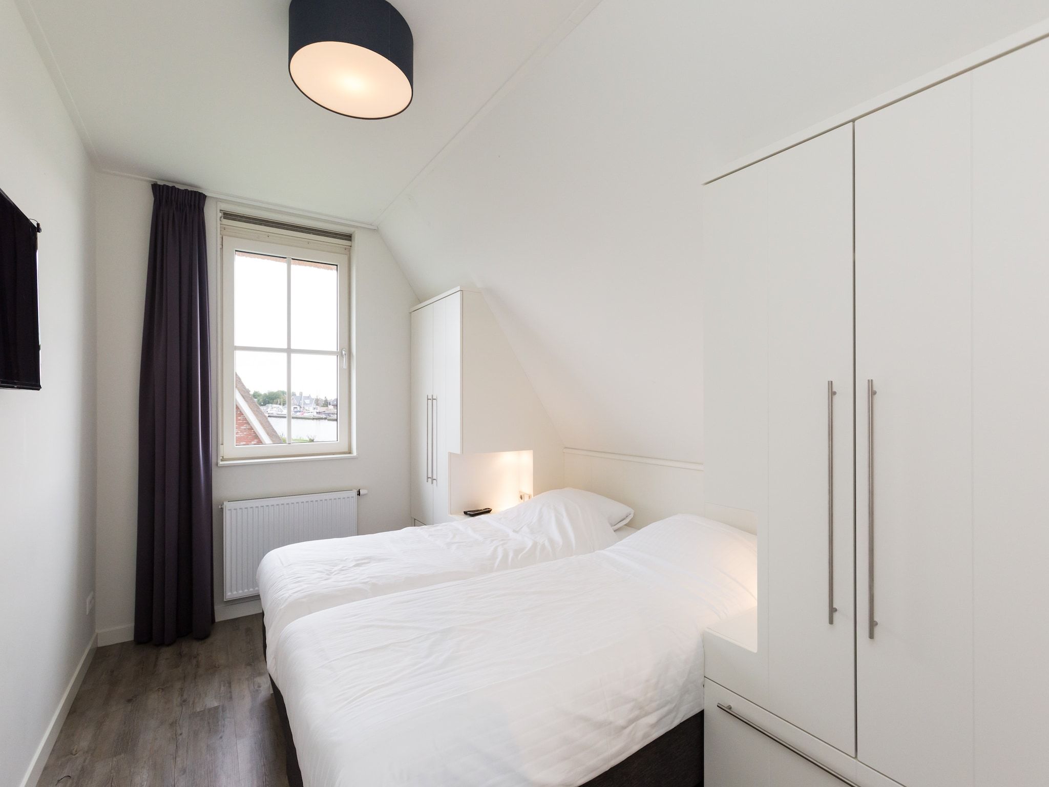 Een slaapkamer van Friese Meren Villa's 15 in Delfstrahuizen