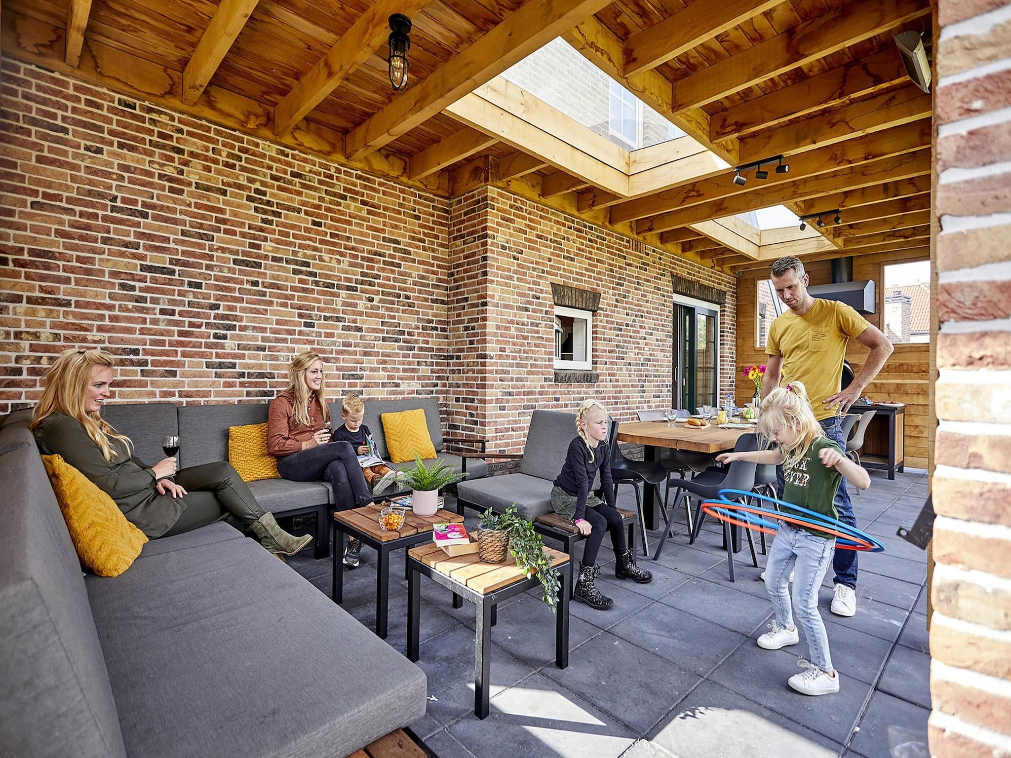 Het terras van Buitenhof De Leistert 32 in Roggel