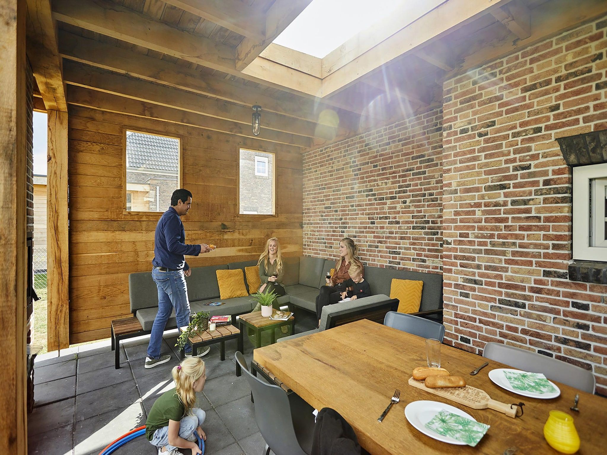 Het terras van Buitenhof De Leistert 32 in Roggel