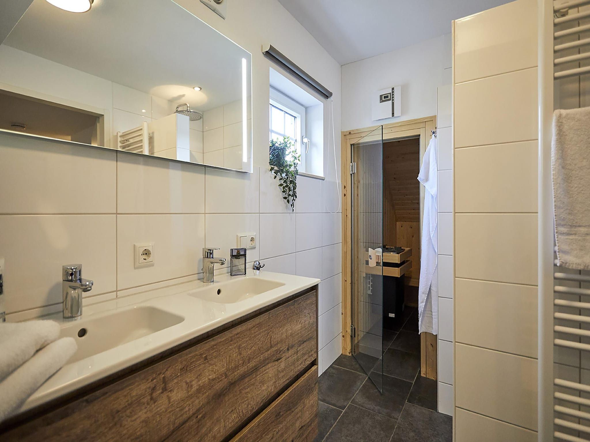 De badkamer van Buitenhof De Leistert 32 in Roggel