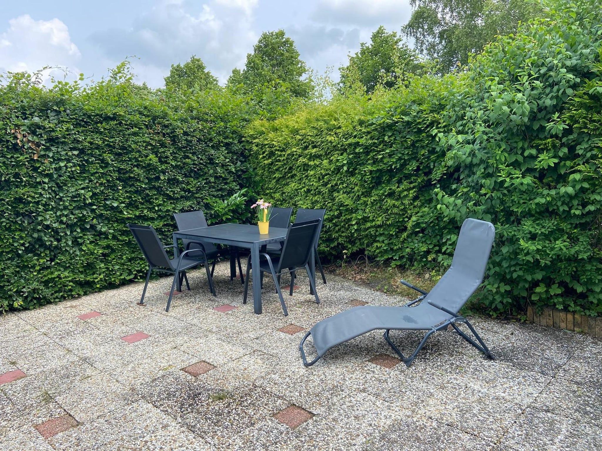 Het terras van Scharsterlaan 9 in Boornzwaag