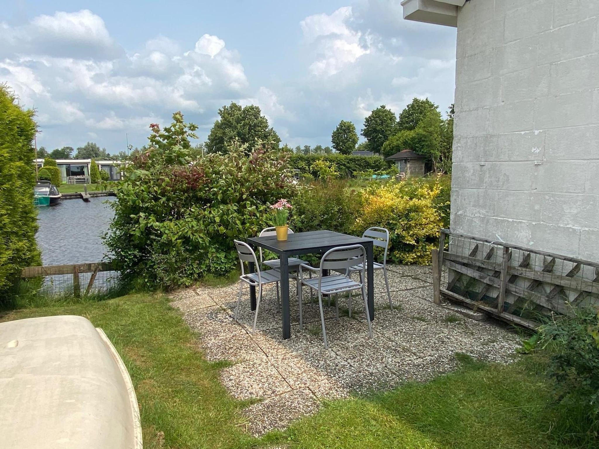 Het terras van Scharsterlaan 9 in Boornzwaag