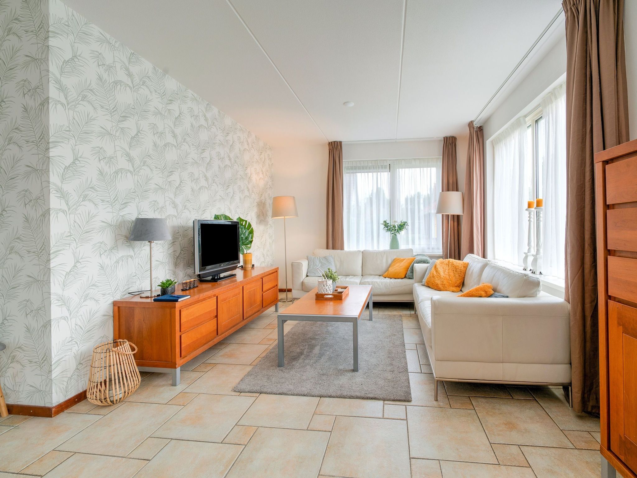 De woonkamer van Zonnig Hosterwold in Zeewolde