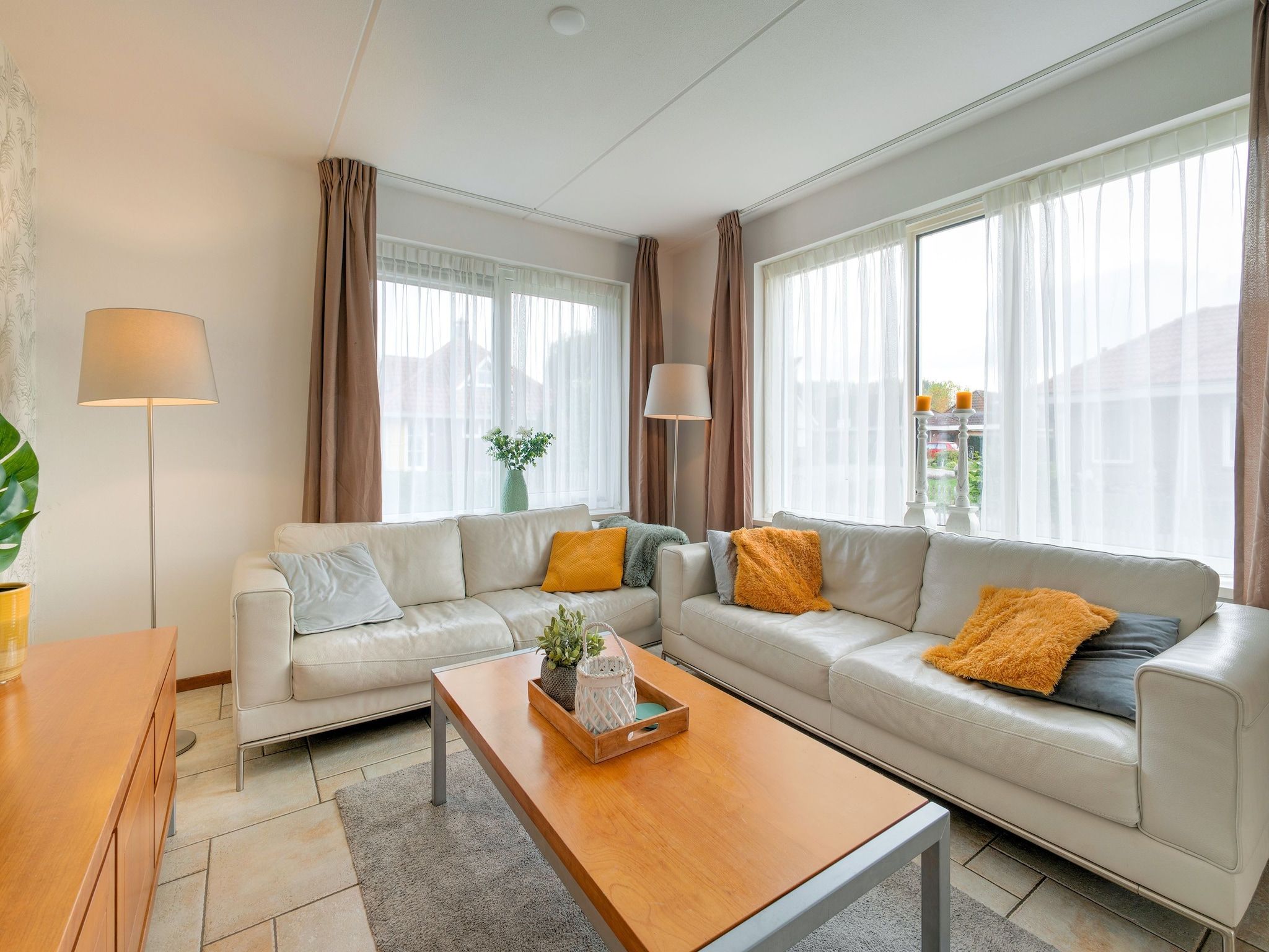 De woonkamer van Zonnig Hosterwold in Zeewolde