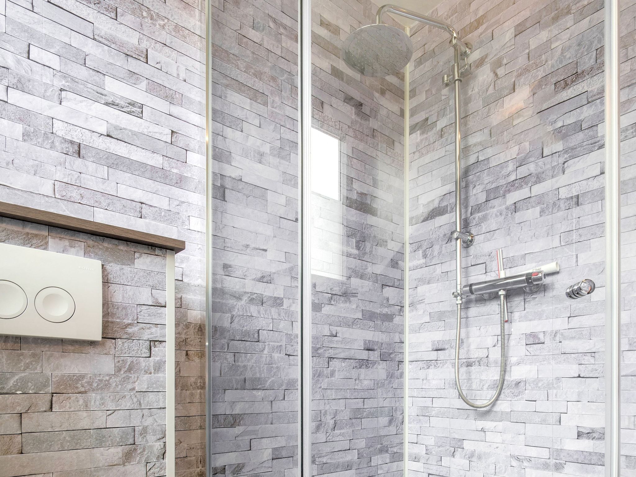 De badkamer van De Wingerd 10P in Ulestraten