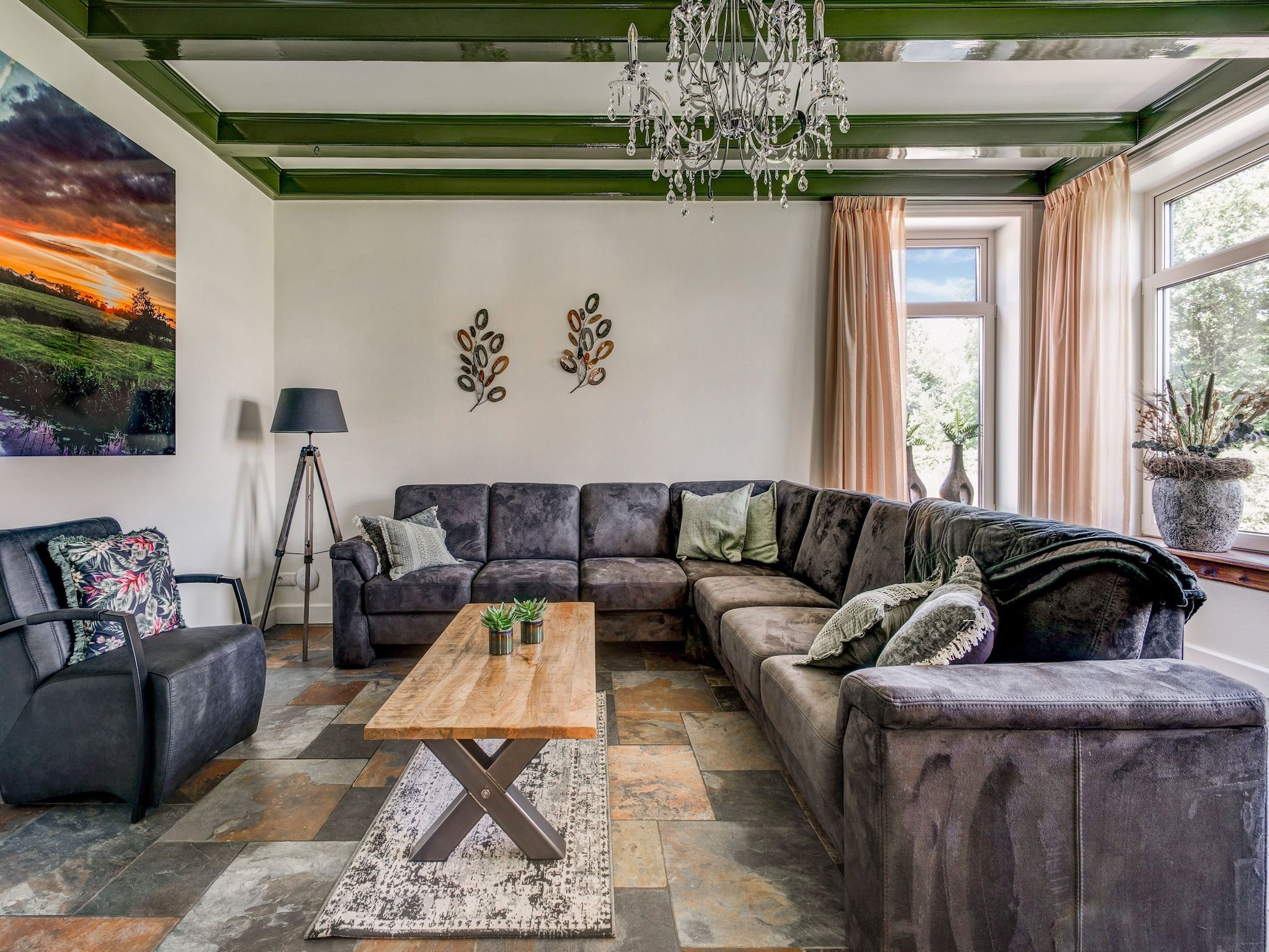 De woonkamer van Boerderij Koatstertille in Friesland