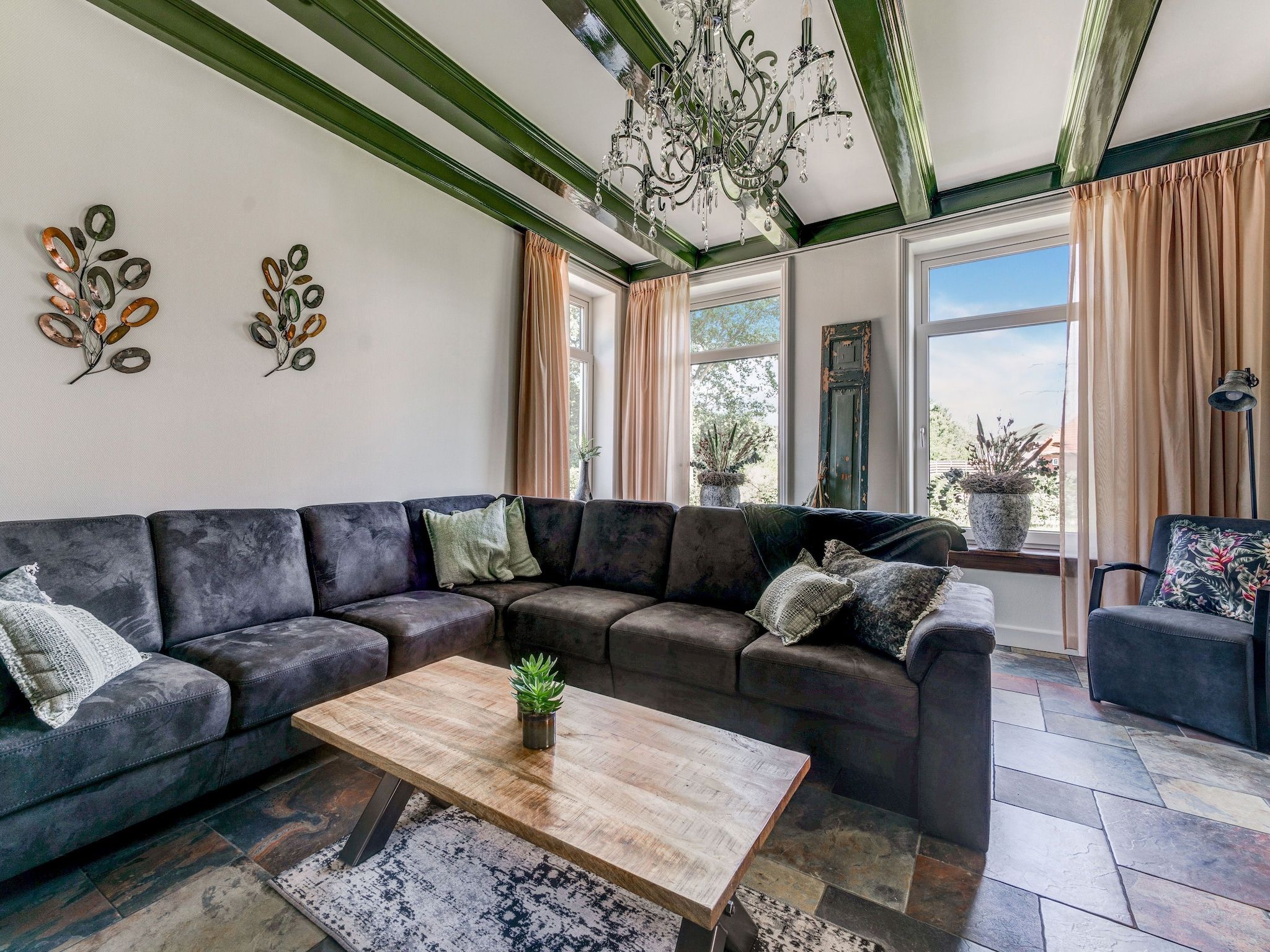 De woonkamer van Boerderij Koatstertille in Friesland