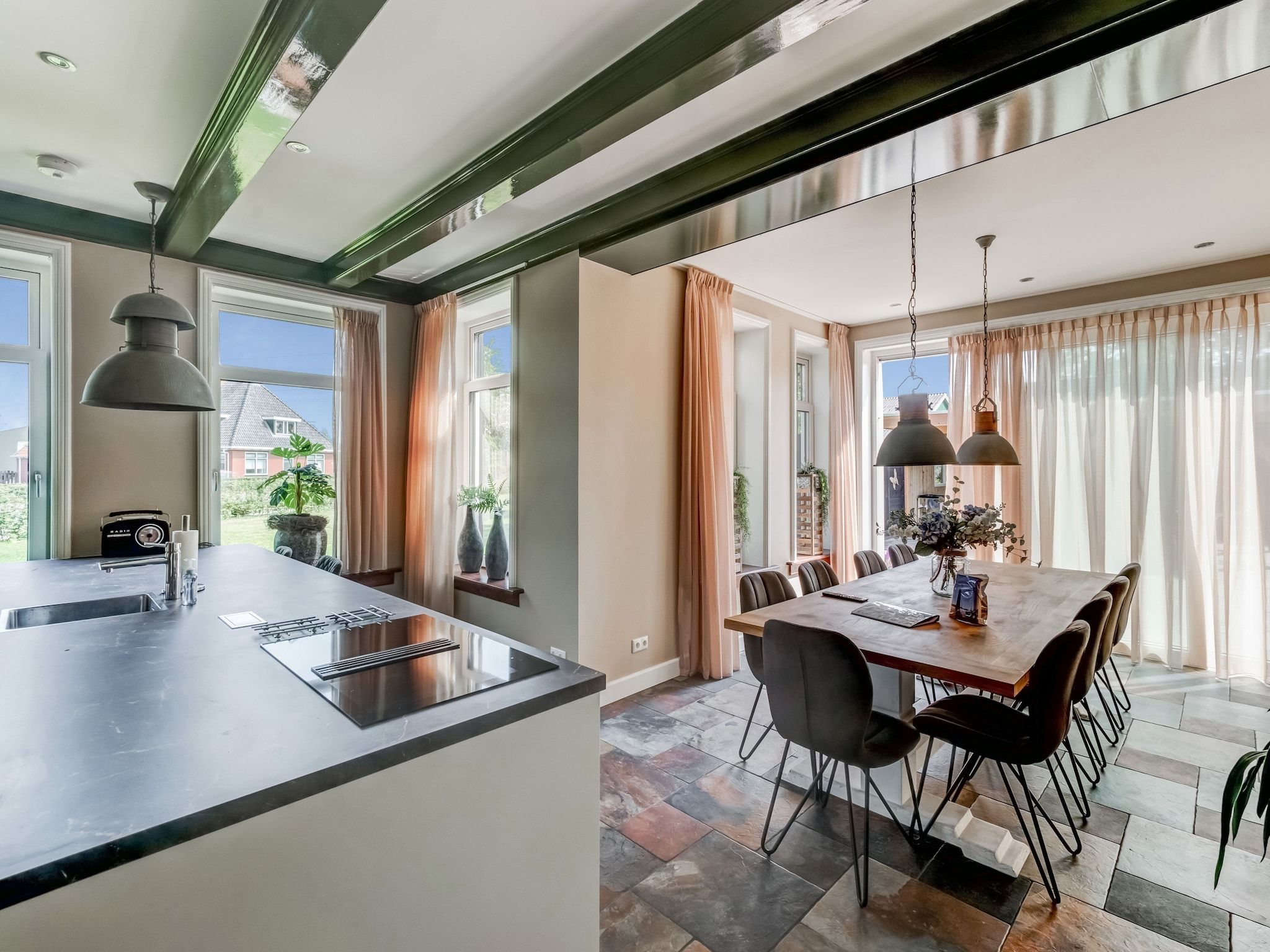 De eetkamer van Boerderij Koatstertille in Friesland