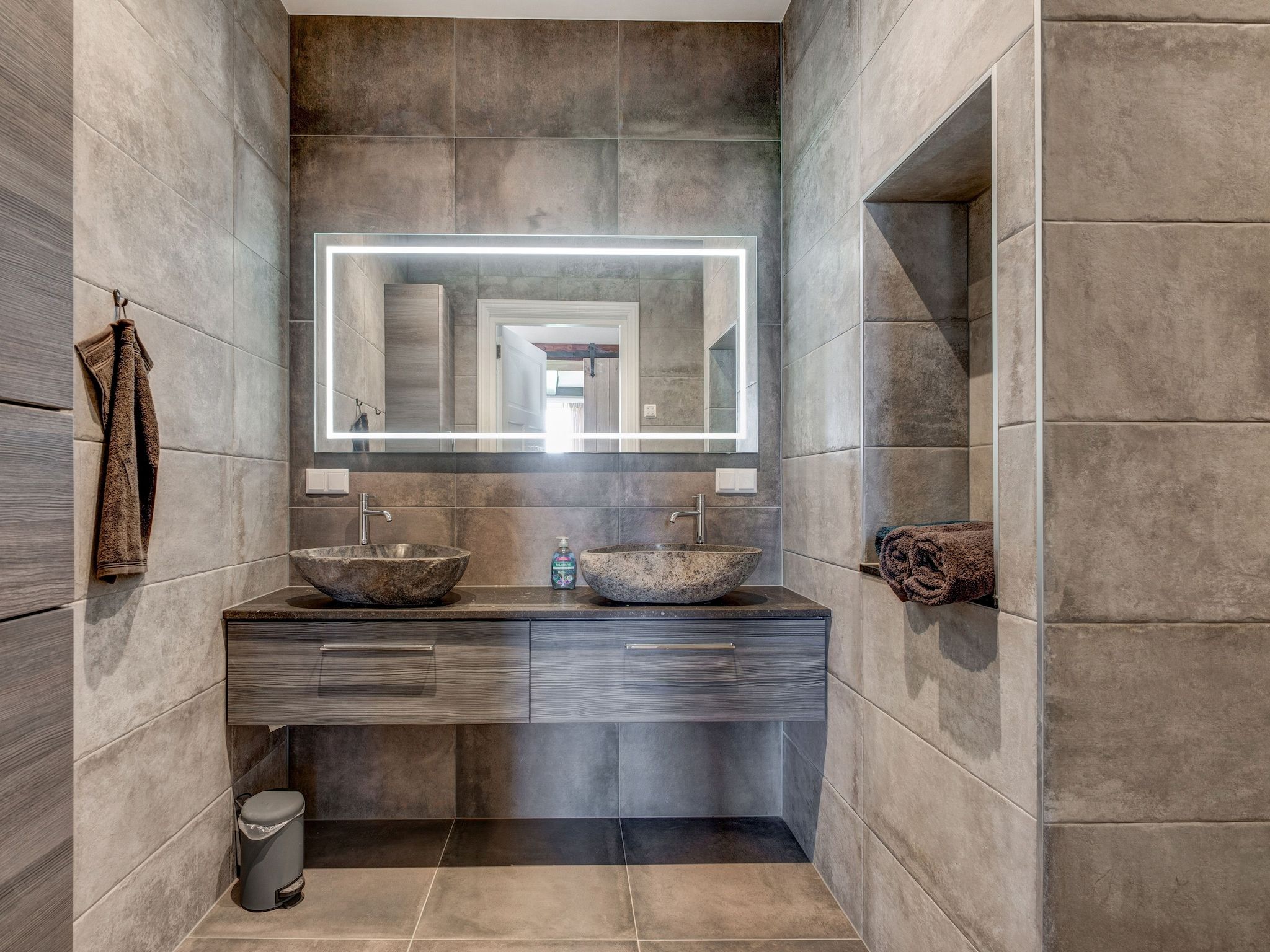 De badkamer van Boerderij Koatstertille in Friesland