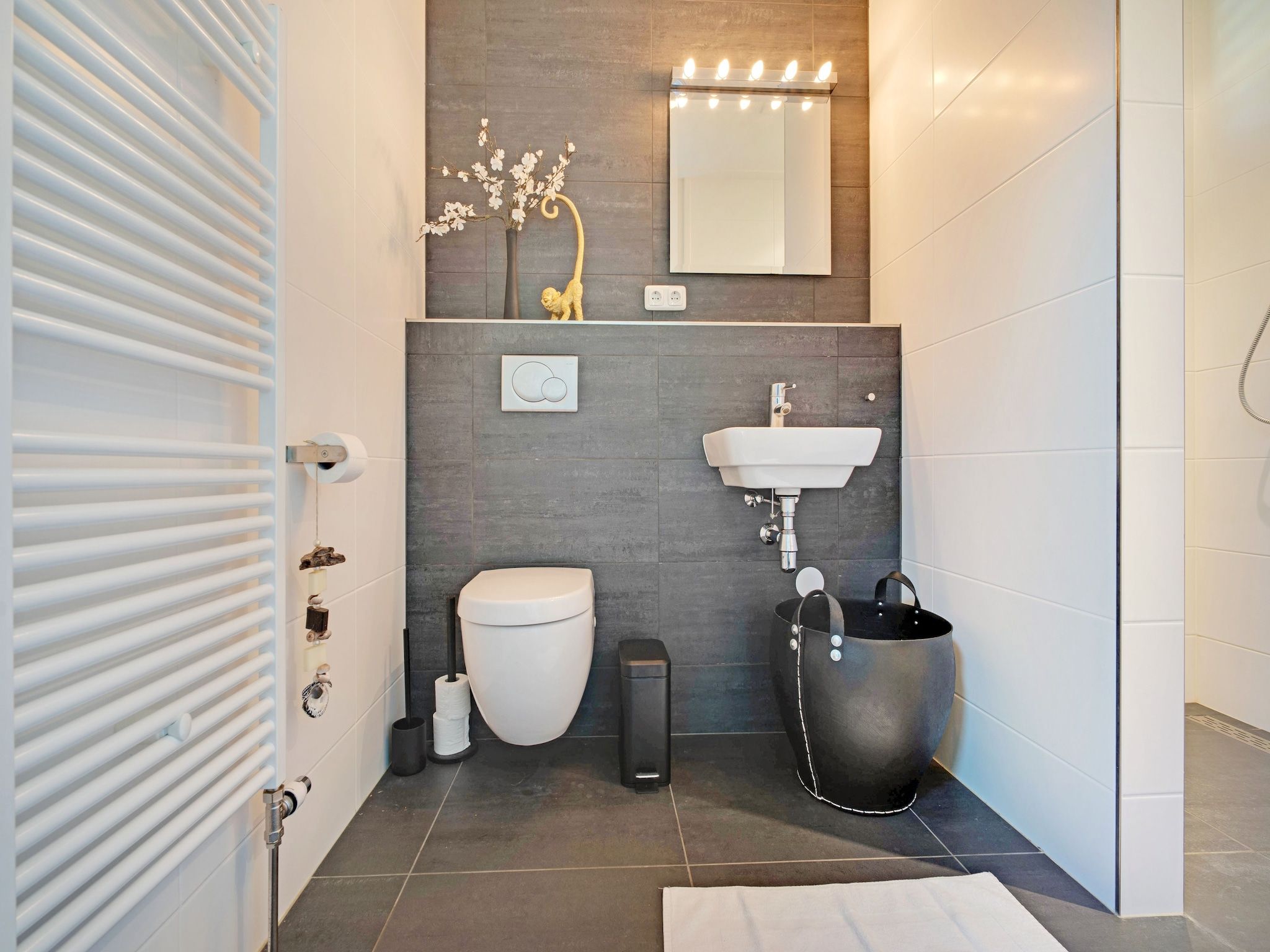 De badkamer van Stijlvol familiehuis in Grou in Grou