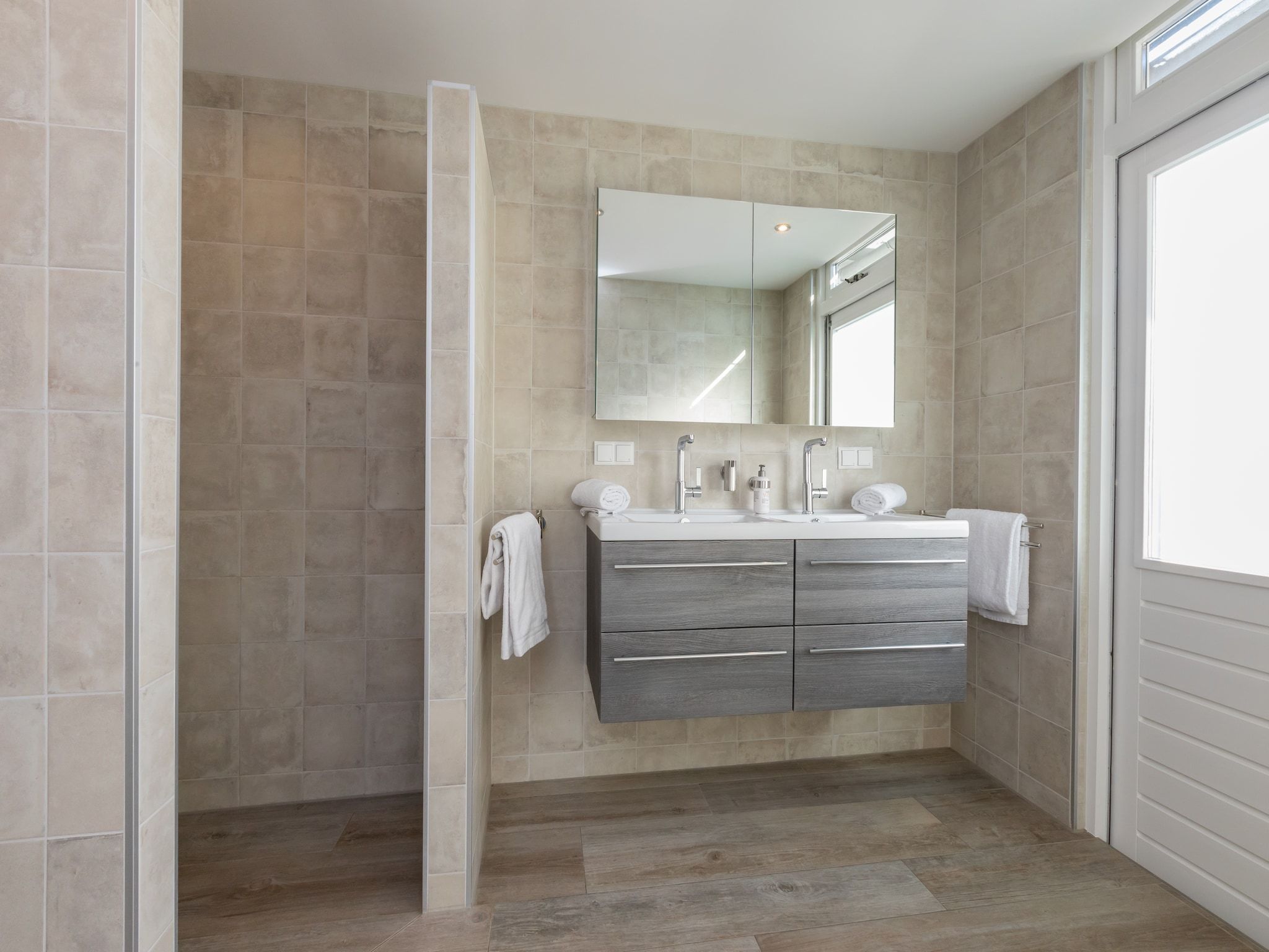 De badkamer van Oostkapelseweg 32 -Ooievaar in Serooskerke