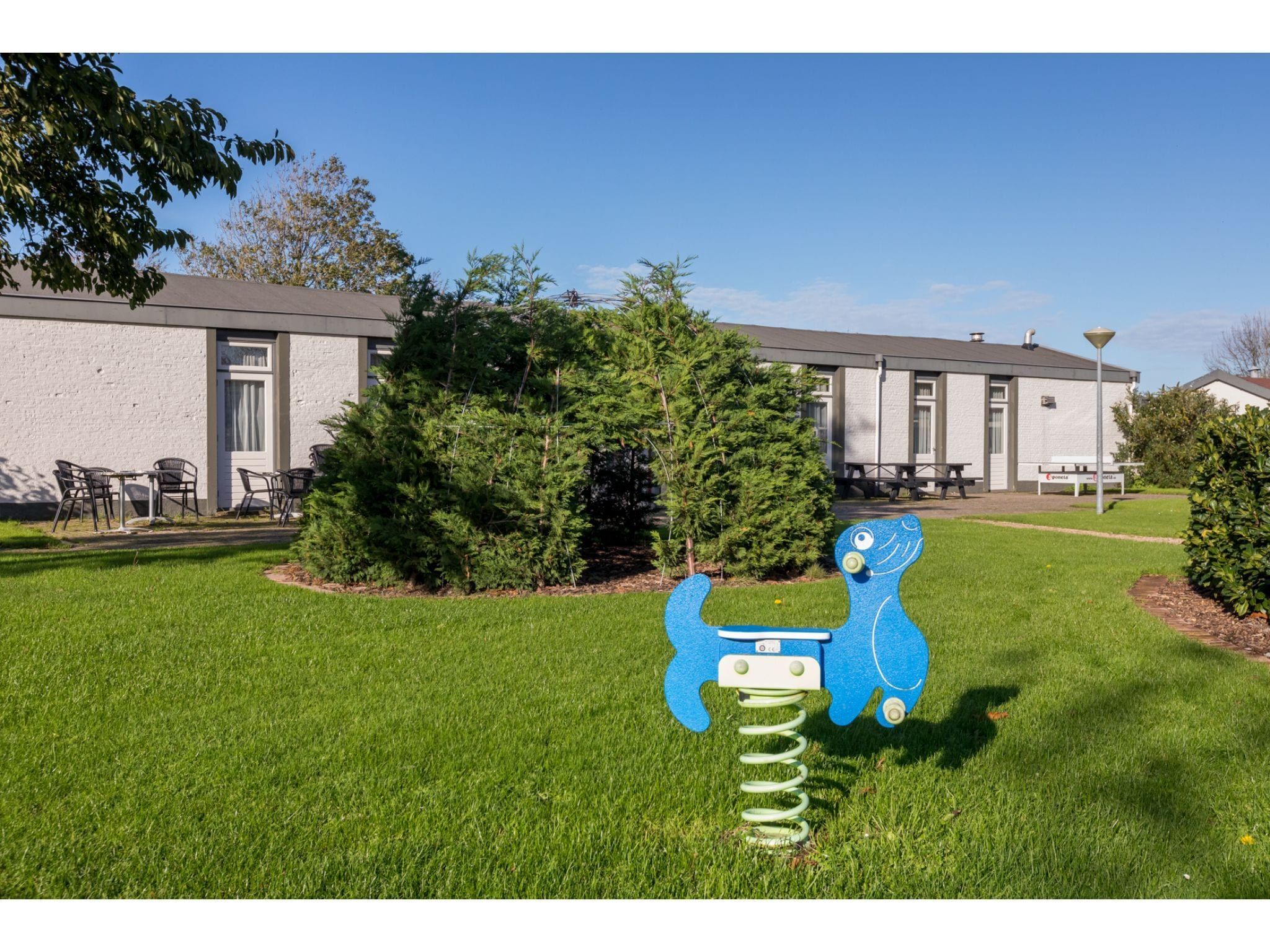 De buitenkant van Oostkapelseweg 32 -Ooievaar in Serooskerke