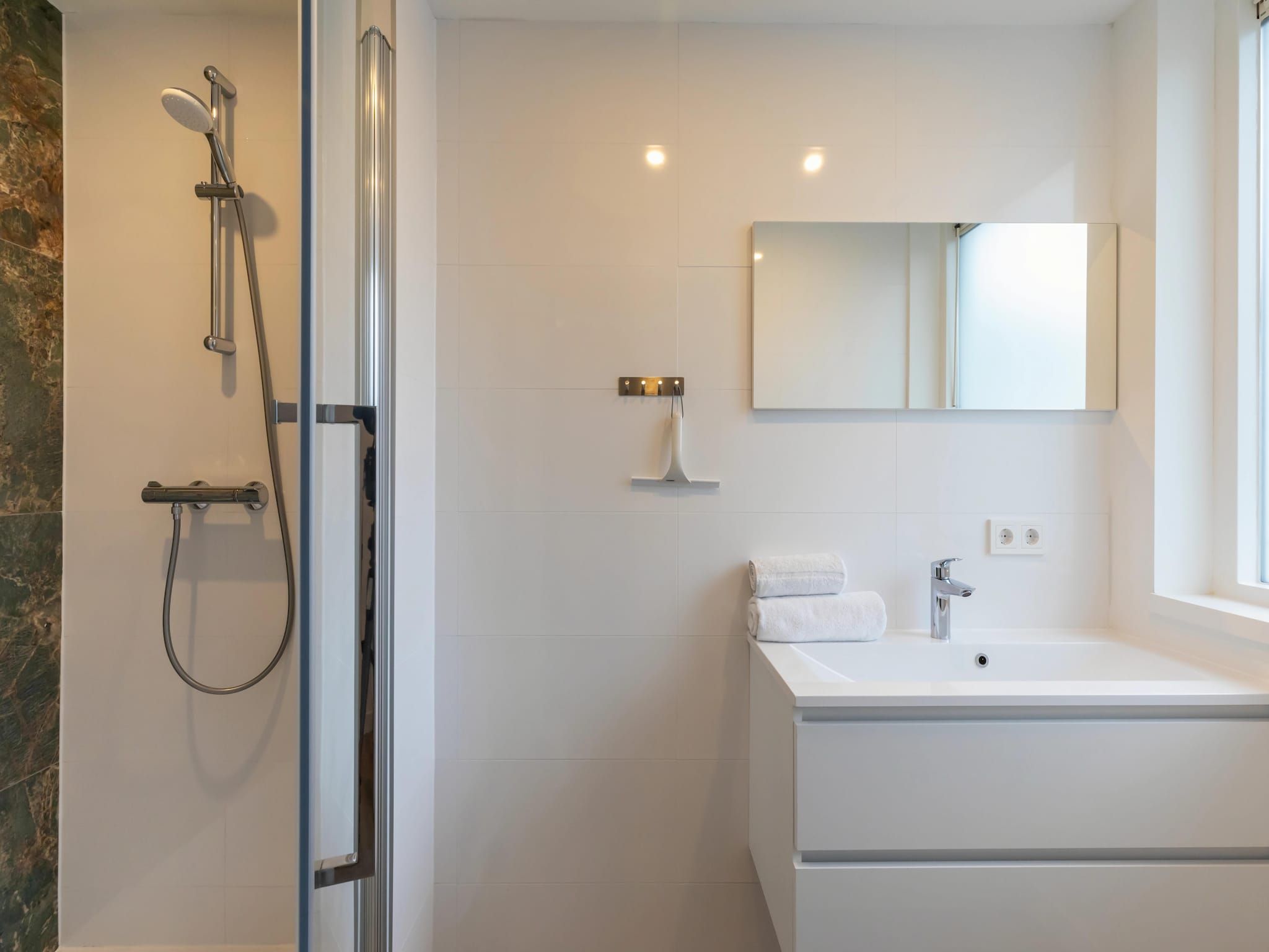 De badkamer van Oostkapelseweg 32 -Ooievaar in Serooskerke