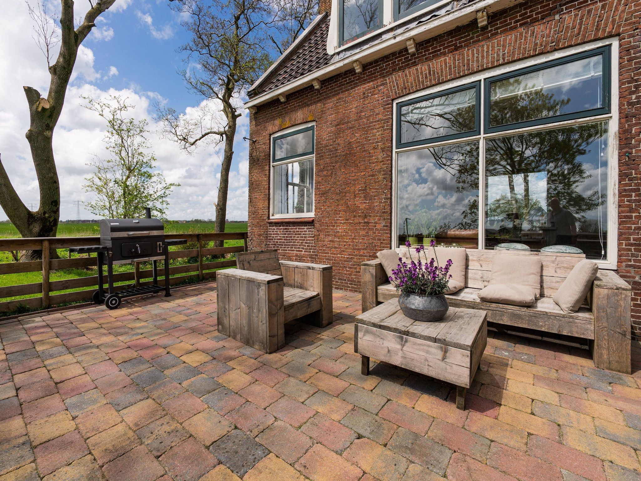 Het terras van B&B boerderij GRUTSK in Suwald
