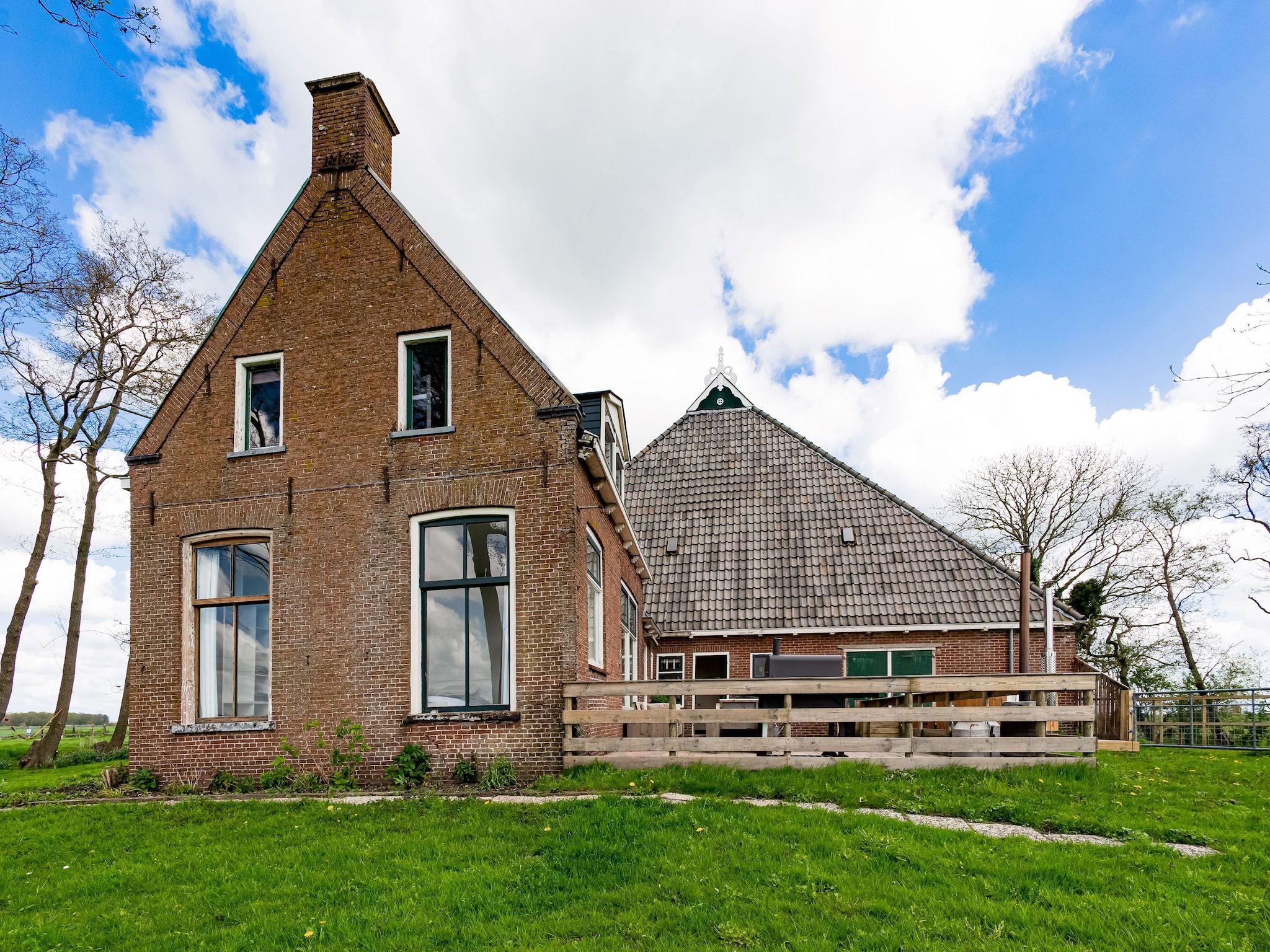 De buitenkant van B&B boerderij GRUTSK in Suwald