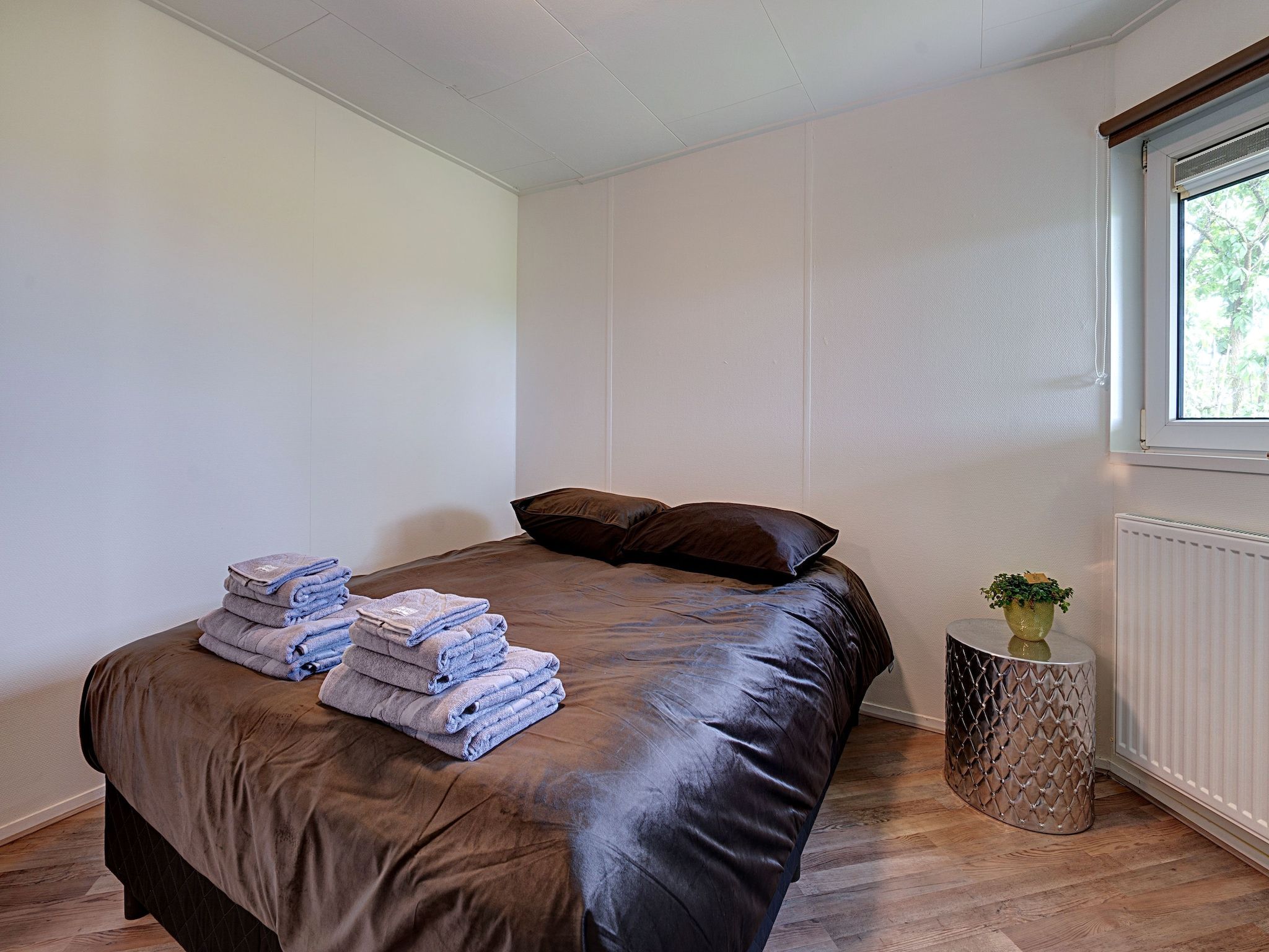 Een slaapkamer van Gezellige Boerderij met chalet in Friesland in Suwald