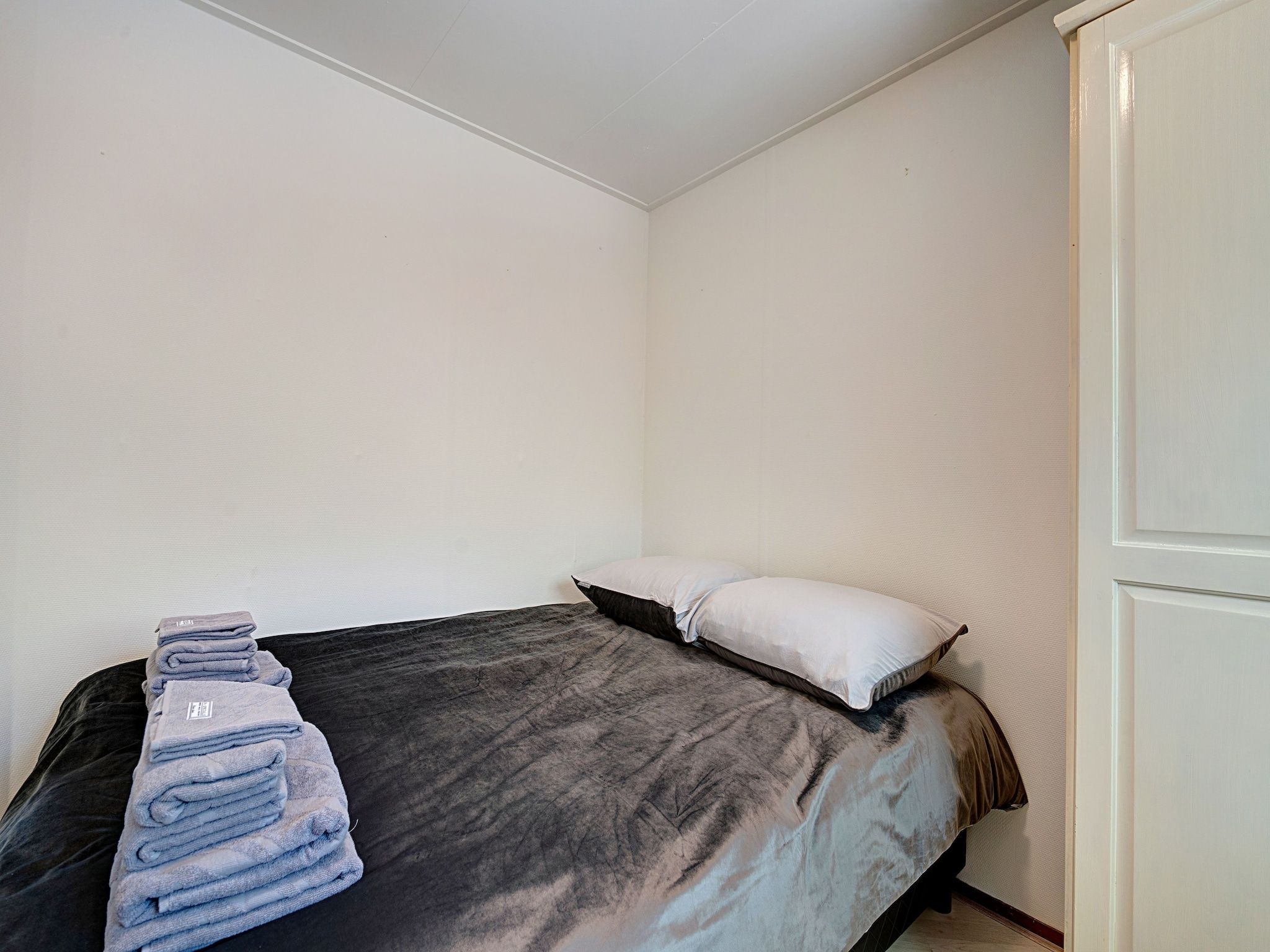 Een slaapkamer van Gezellige Boerderij met chalet in Friesland in Suwald