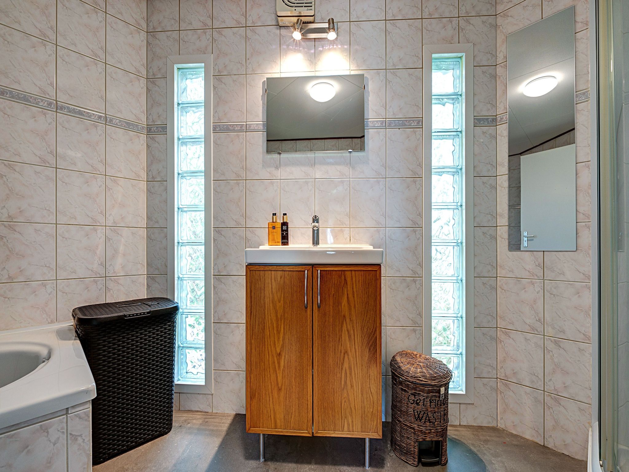 De badkamer van Gezellige Boerderij met chalet in Friesland in Suwald