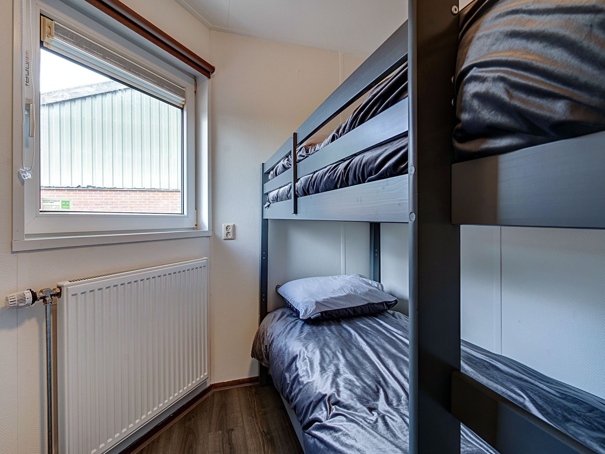 Een slaapkamer van Gezellige Boerderij met chalet in Friesland in Suwald