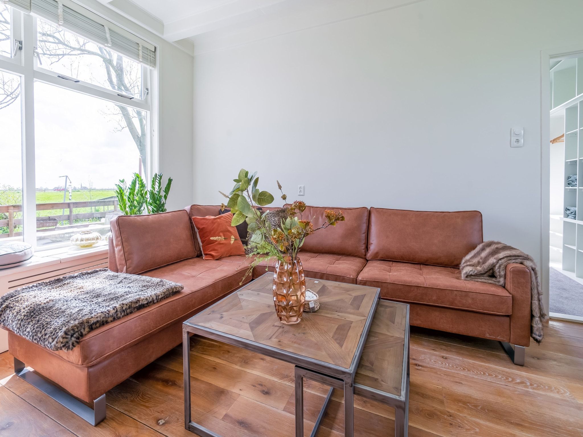 De woonkamer van Gezellige Boerderij met chalet in Friesland in Suwald