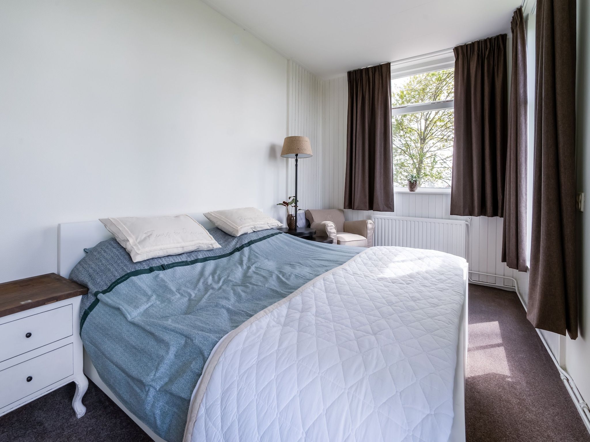 Een slaapkamer van Gezellige Boerderij met chalet in Friesland in Suwald