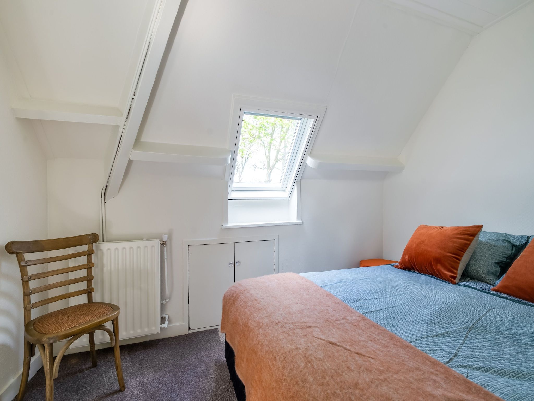 Een slaapkamer van Gezellige Boerderij met chalet in Friesland in Suwald