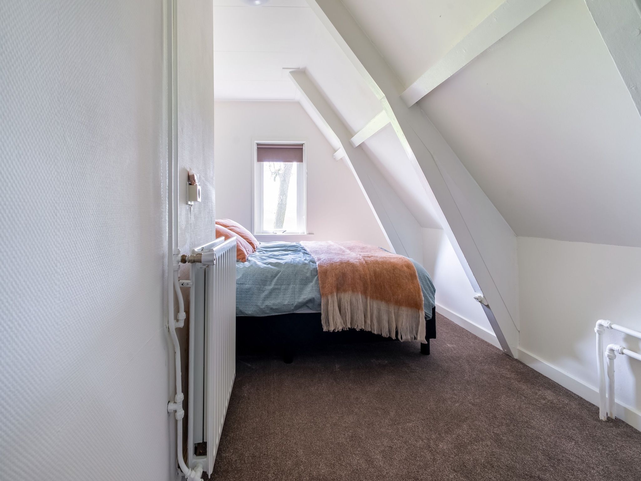 Een slaapkamer van Gezellige Boerderij met chalet in Friesland in Suwald