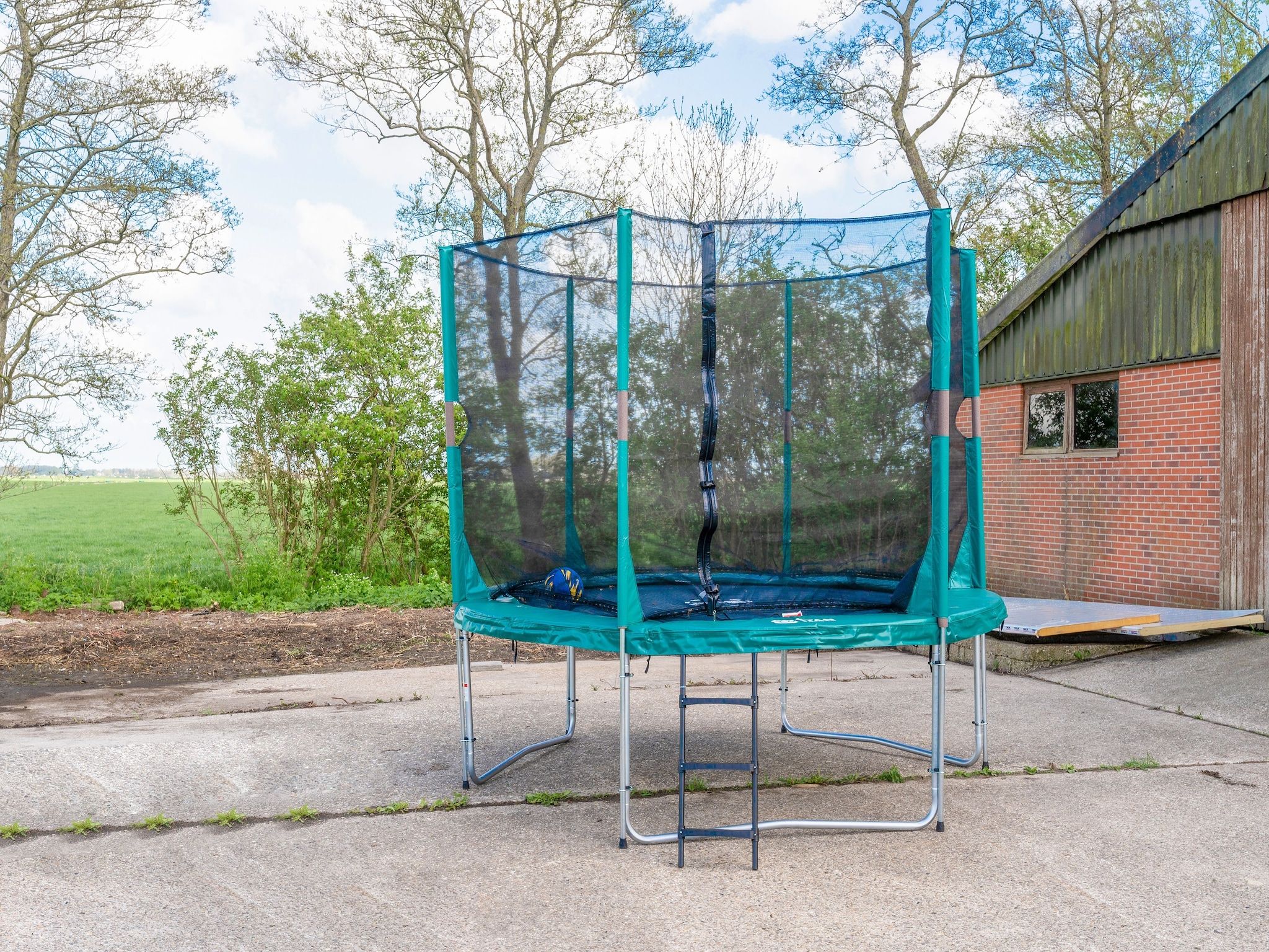 Voorzieningen bij Gezellige Boerderij met chalet in Friesland in Suwald