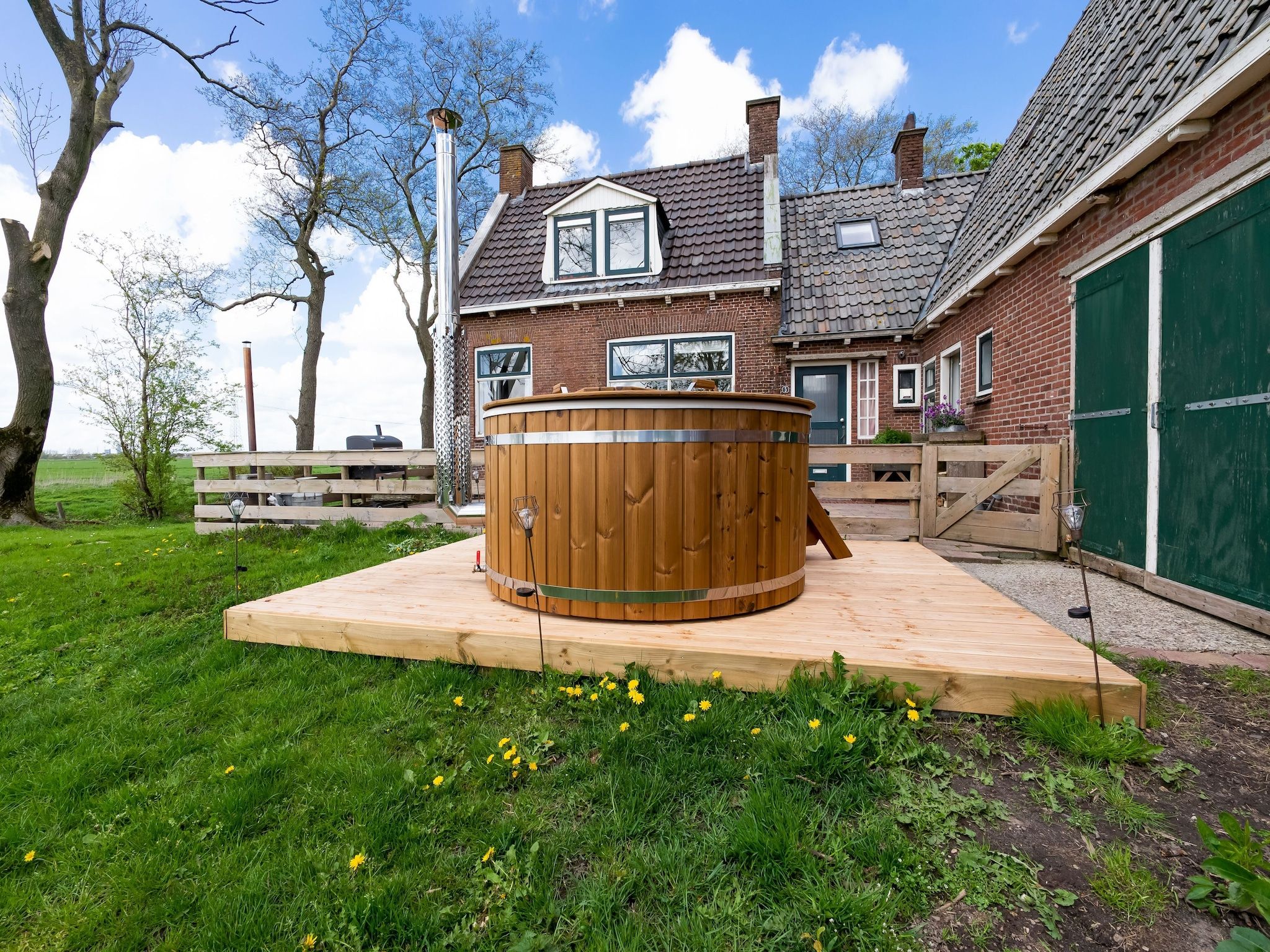 Wellness bij Gezellige Boerderij met chalet in Friesland in Suwald