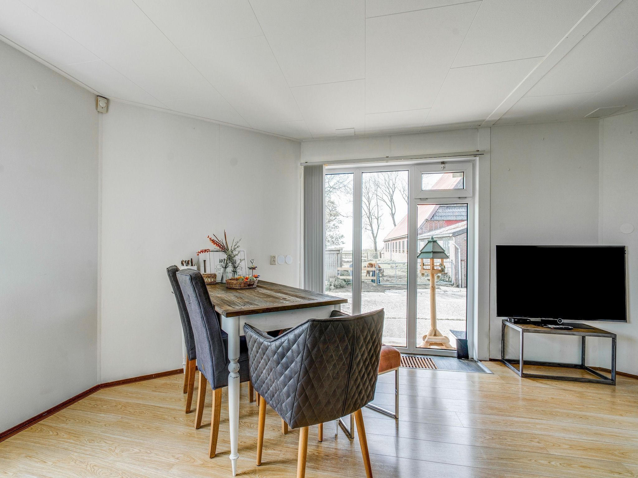 De eetkamer van Gezellige Boerderij met chalet in Friesland in Suwald