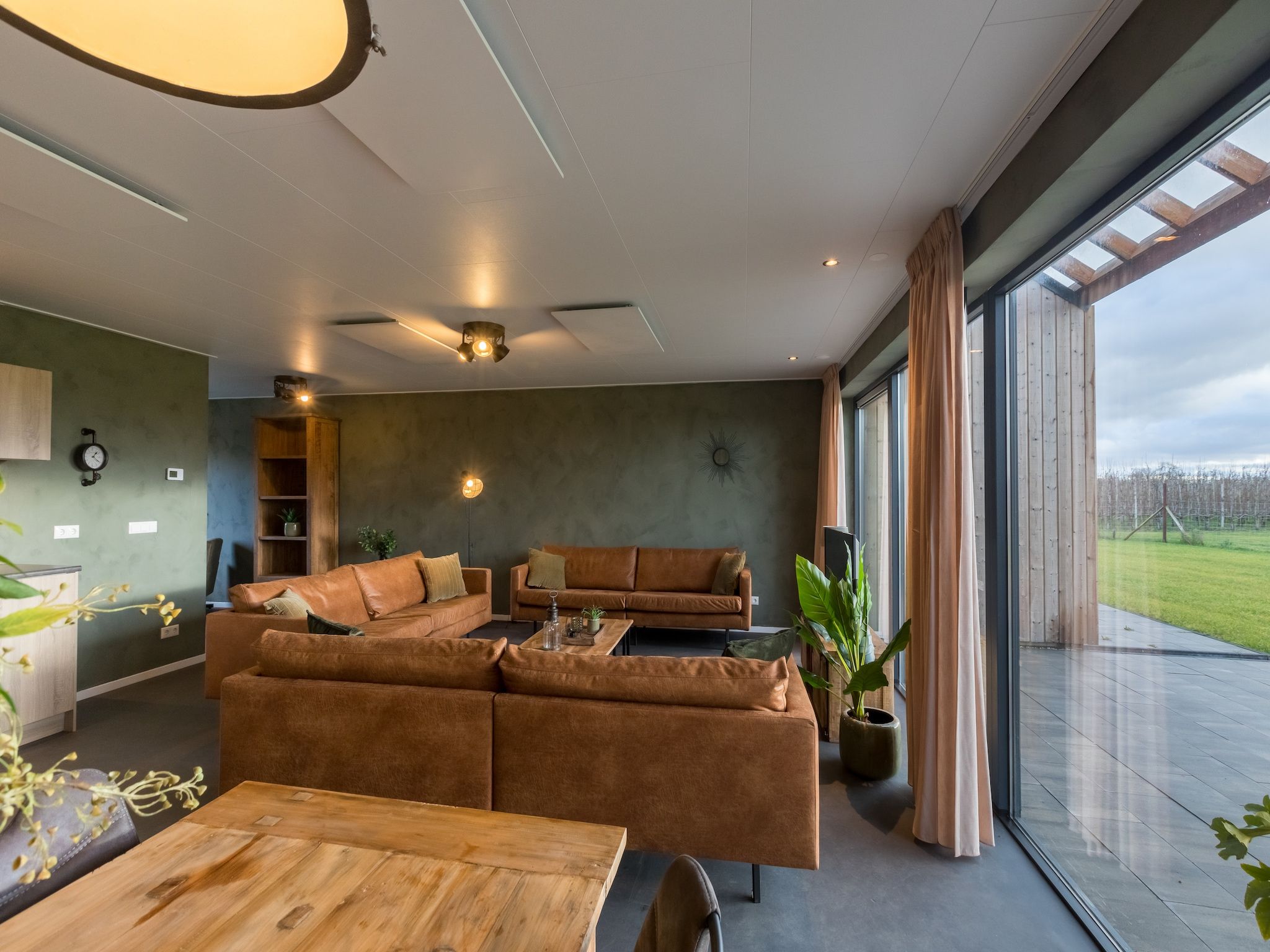 De woonkamer van Vroondijk 2-Zeebloesempje in Vrouwenpolder