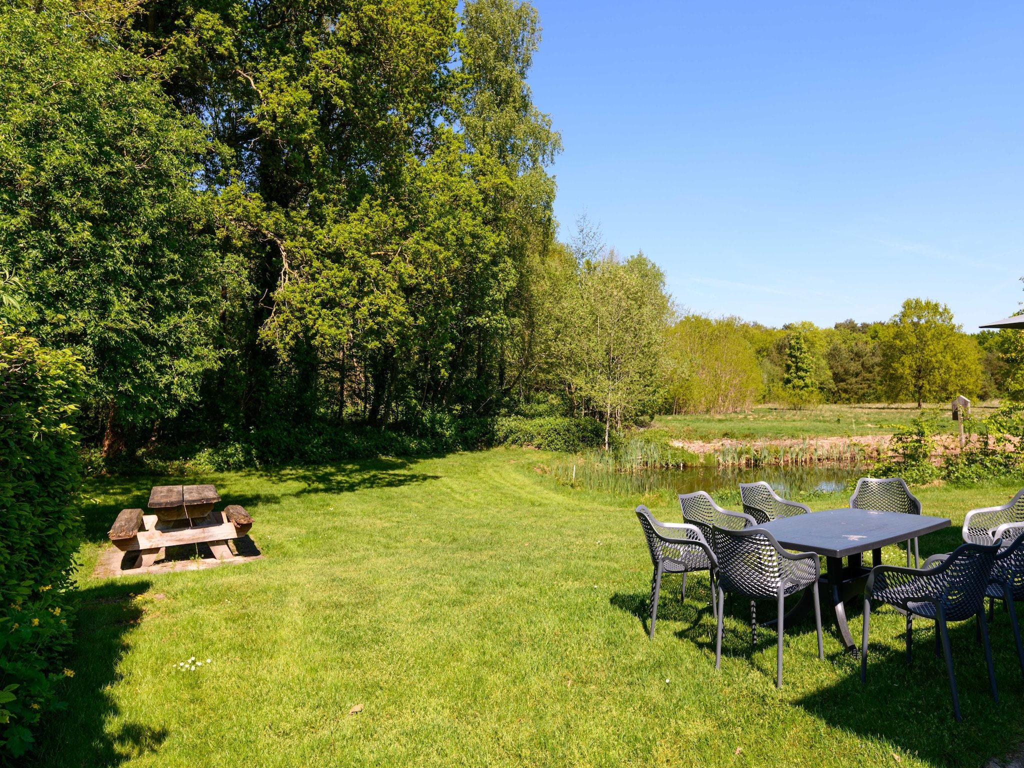 De tuin van Vakantiepark Emslandermeer 13 in Vlagtwedde