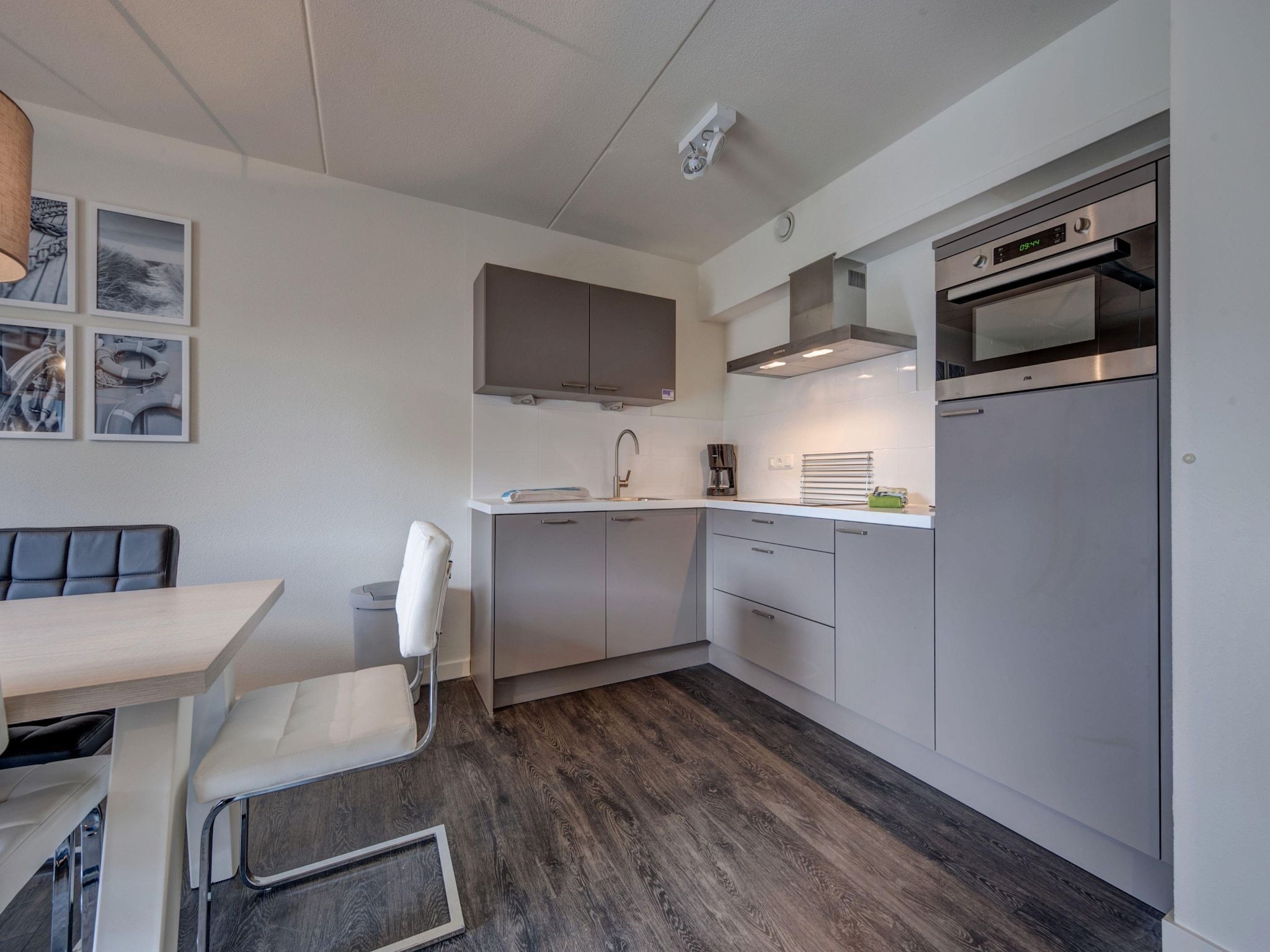 De keuken van Noordzee Résidence De Banjaard 20 in Kamperland