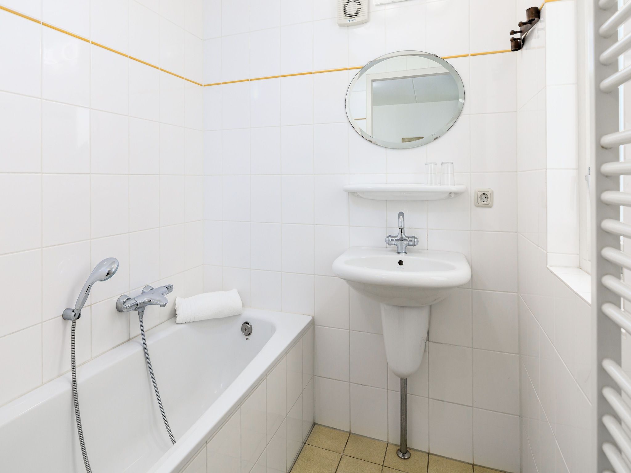 De badkamer van Cape Helius 23 in Hellevoetsluis