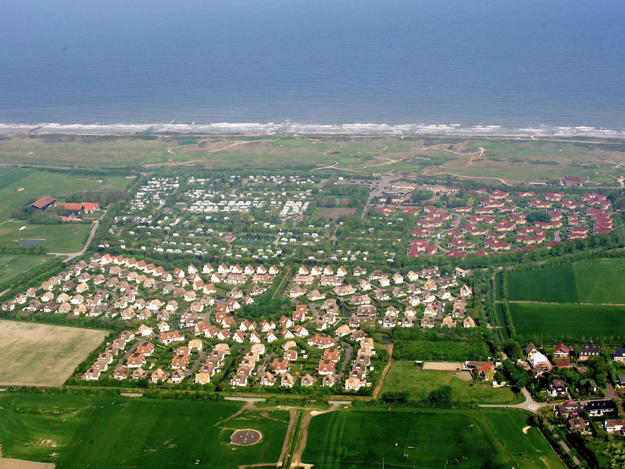 De buitenkant van Vakantiepark Hof Domburg 26 in Domburg