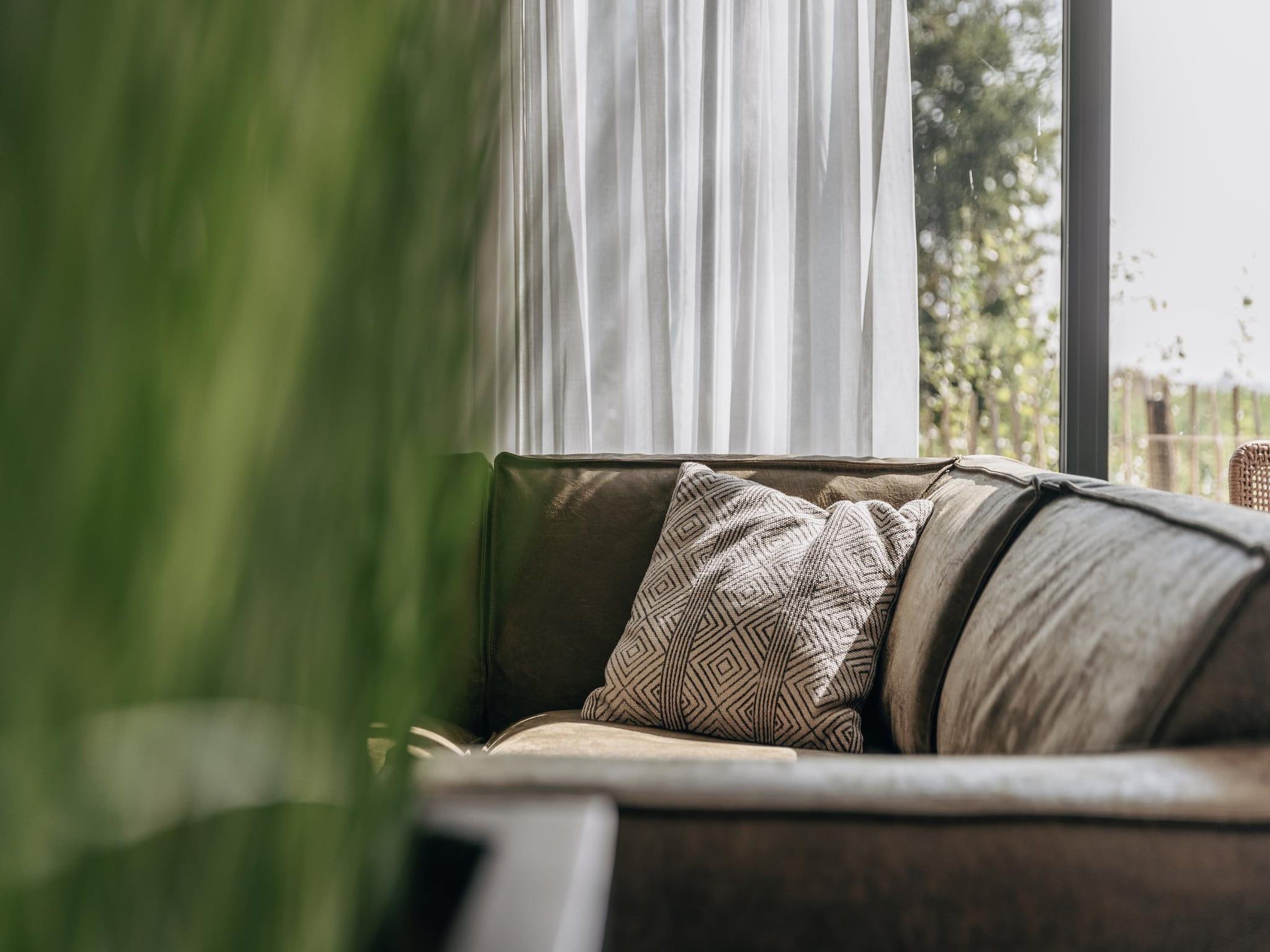 De woonkamer van Park Veerse Kreek 8 in Wolphaartsdijk