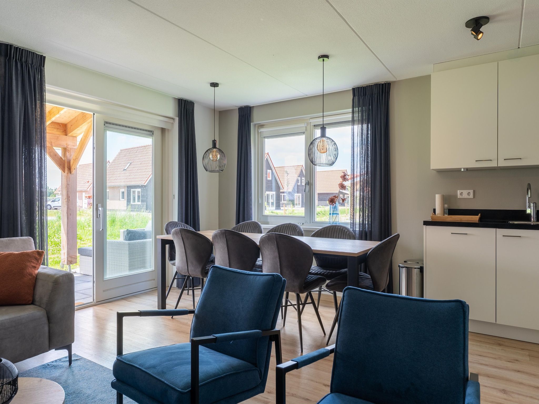 De eetkamer van De Scholekster Huis Nr 14 in Scherpenisse