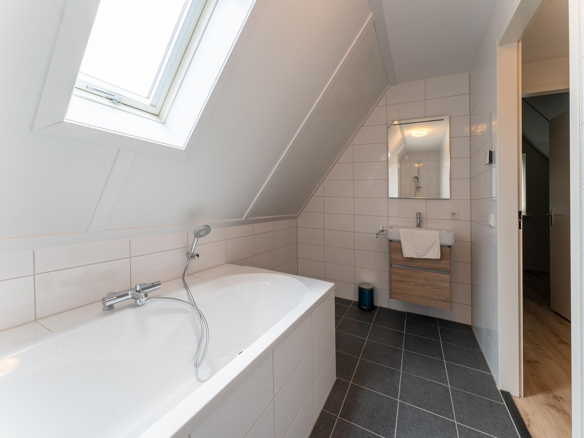 De badkamer van De Scholekster Huis Nr 14 in Scherpenisse