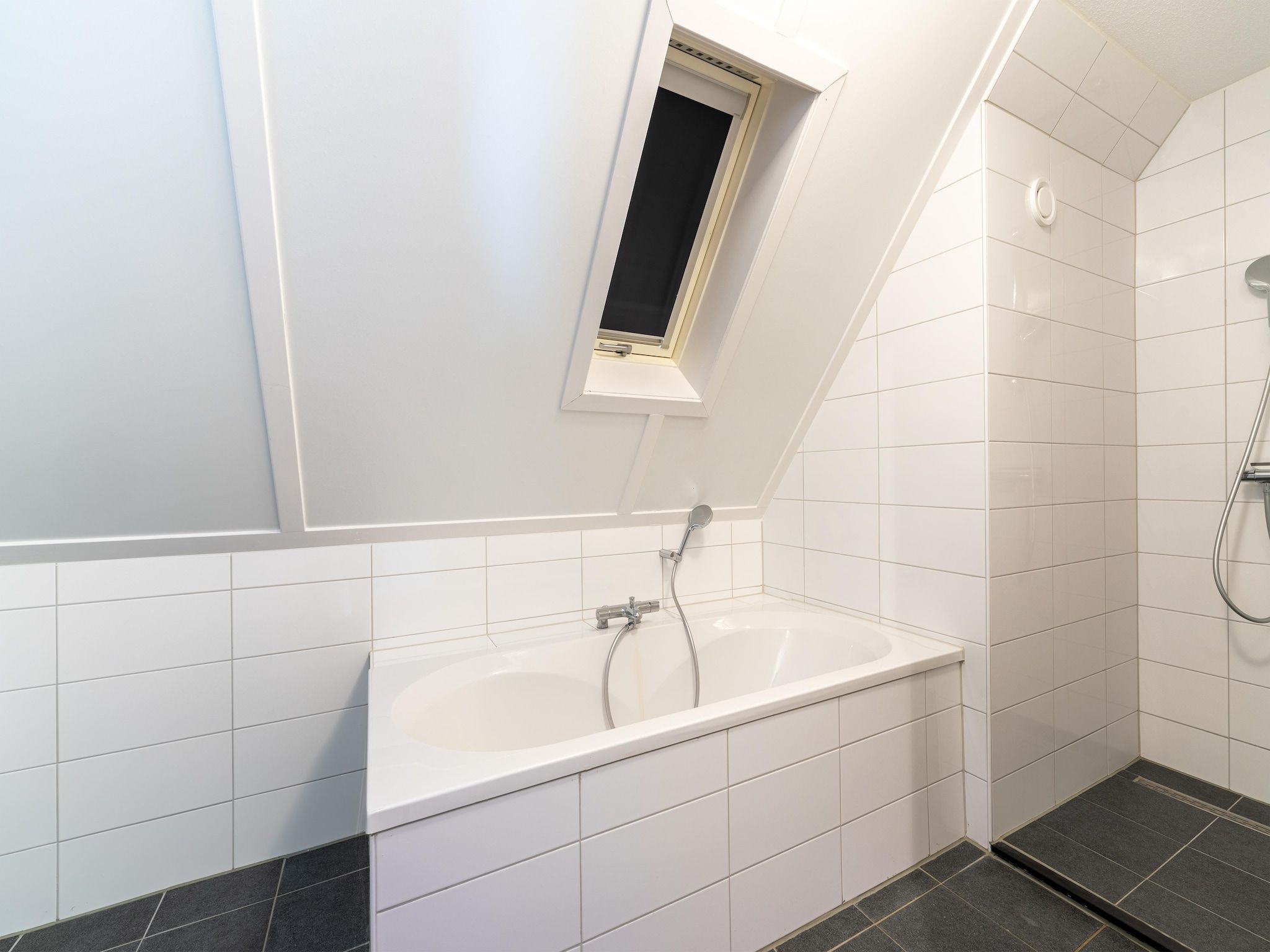 De badkamer van De Kluut Huis Nr 12 in Scherpenisse