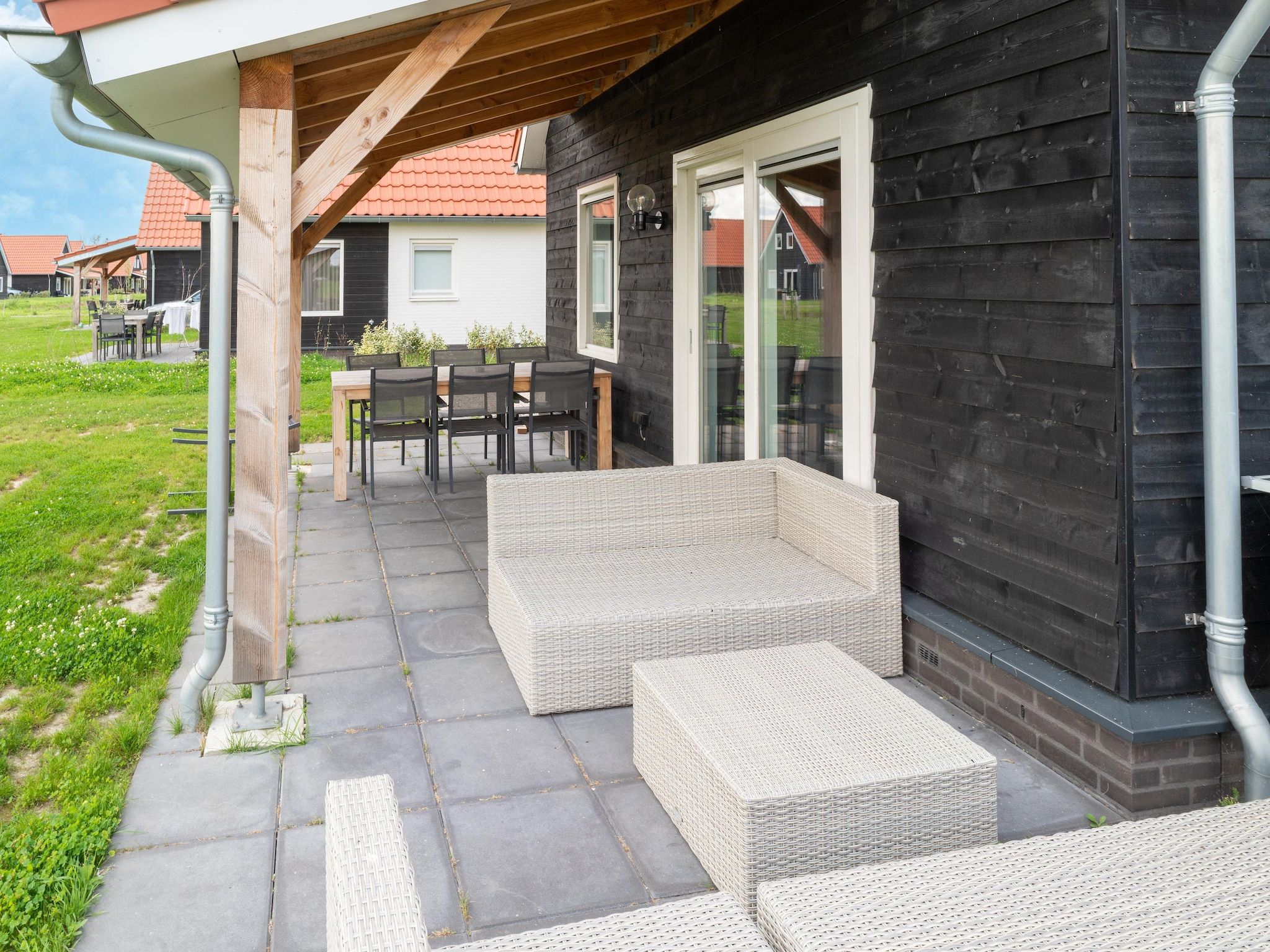 Het terras van De Kluut Huis Nr 12 in Scherpenisse