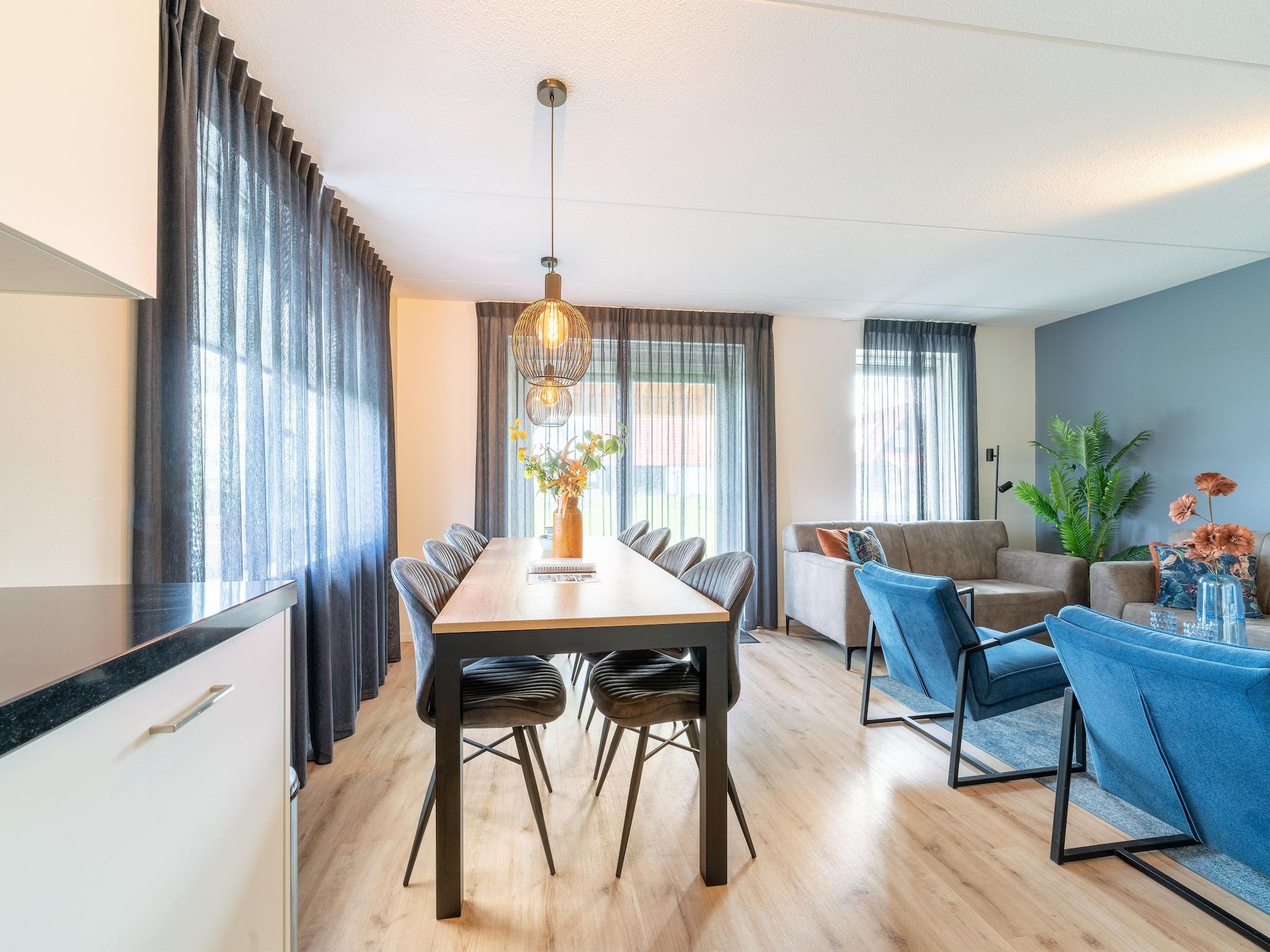 De eetkamer van De Kluut Huis Nr 12 in Scherpenisse